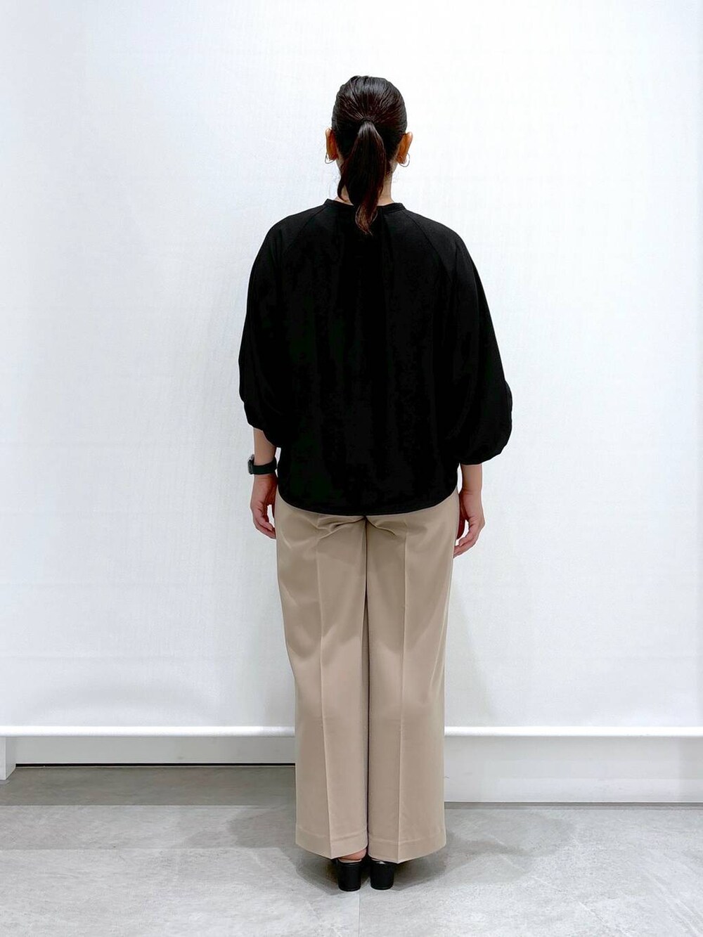 ベージュ系のその他パンツ、ブラック系のサンダル、ブラック系のシャツ/ブラウスを着用したレディースの夏コーディネートの4枚目の写真