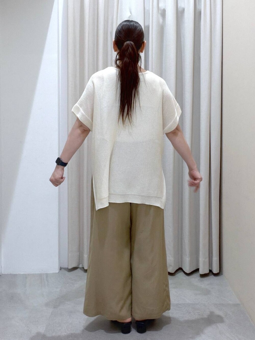 ブラック系のサンダル、ベージュ系のその他パンツ、ブラック系のかごバッグを着用したレディースの夏コーディネートの4枚目の写真