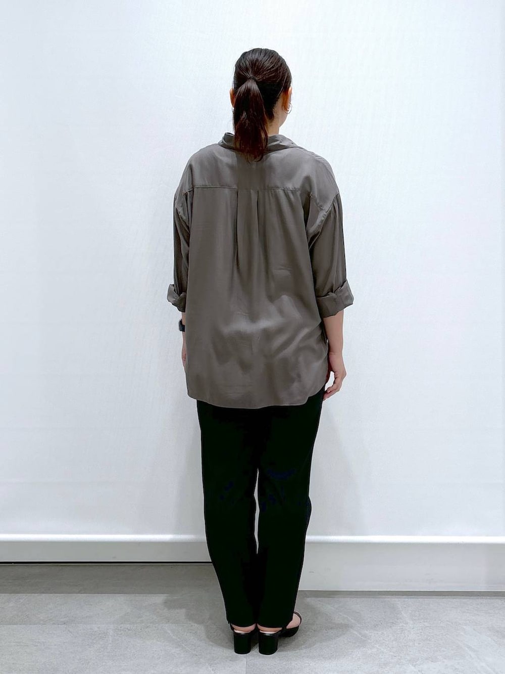 ブラック系のその他パンツ、ブラック系のサンダル、グレー系のシャツ/ブラウスを着用したレディースの夏コーディネートの4枚目の写真