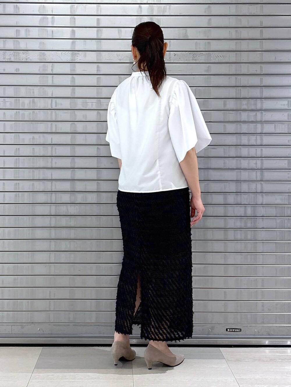 ベージュ系のパンプス、ベージュ系のハンドバッグを着用したレディースの春コーディネートの5枚目の写真