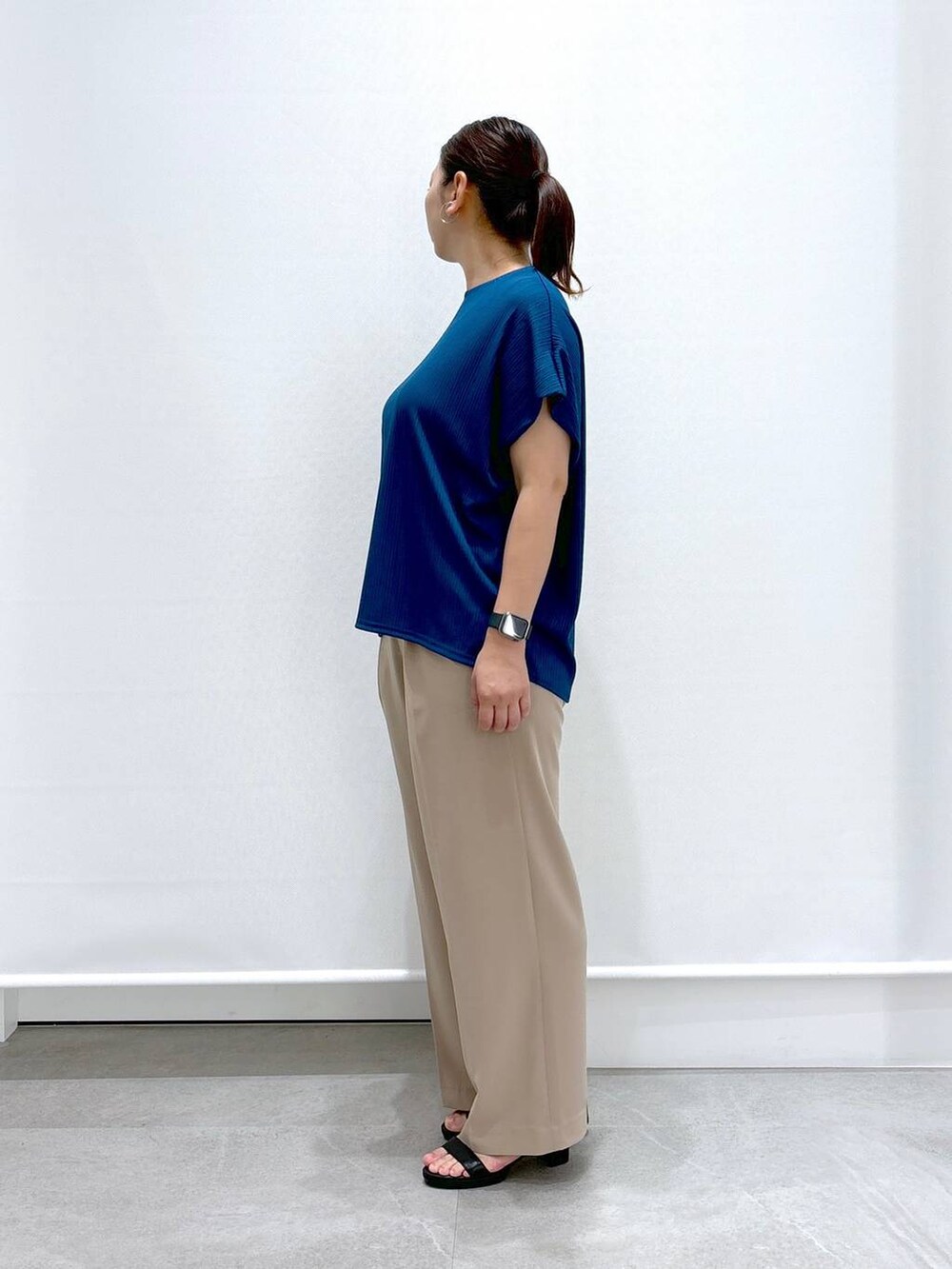 ベージュ系のその他パンツ、ブラック系のサンダル、ブラック系のトートバッグを着用したレディースの夏コーディネートの3枚目の写真