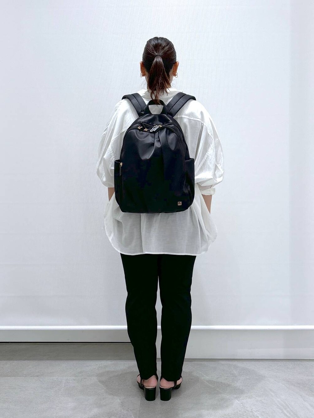 ブラック系のサンダル、ホワイト系のシャツ/ブラウス、ブラック系のその他パンツを着用したレディースの秋コーディネートの4枚目の写真