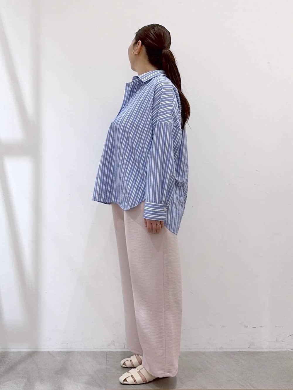 ホワイト系のTシャツ/カットソー、ホワイト系のトートバッグ、ピンク系のその他パンツを着用したレディースの春コーディネートの4枚目の写真