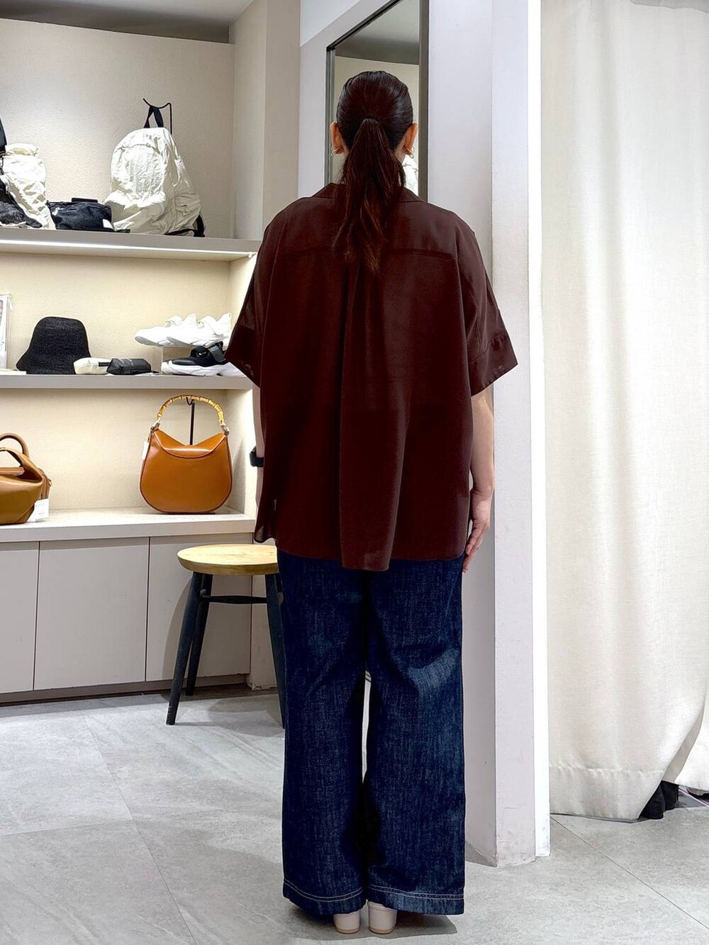 ベージュ系のTシャツ/カットソー、ブルー系のデニムパンツ、シルバー系のネックレスを着用したレディースの夏コーディネートの4枚目の写真