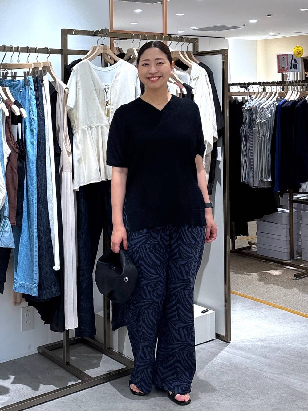 ブルー系のその他パンツ、ブラック系のニット/セーターを着用したレディースの夏コーディネートの2枚目の写真