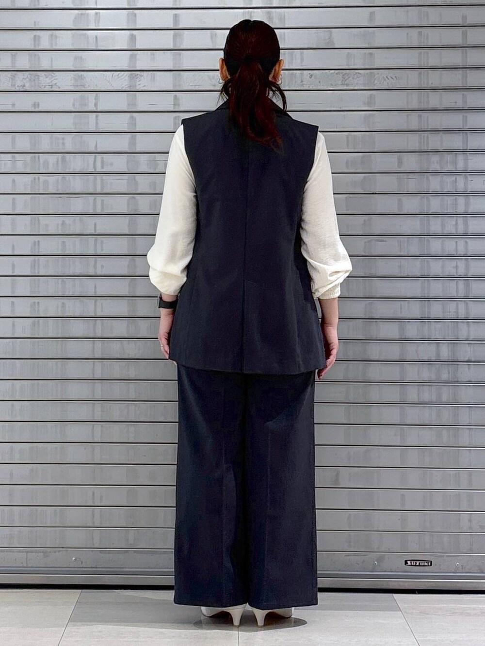 ホワイト系のハンドバッグ、グレー系のベスト、ホワイト系のシャツ/ブラウスを着用したレディースの春コーディネートの4枚目の写真