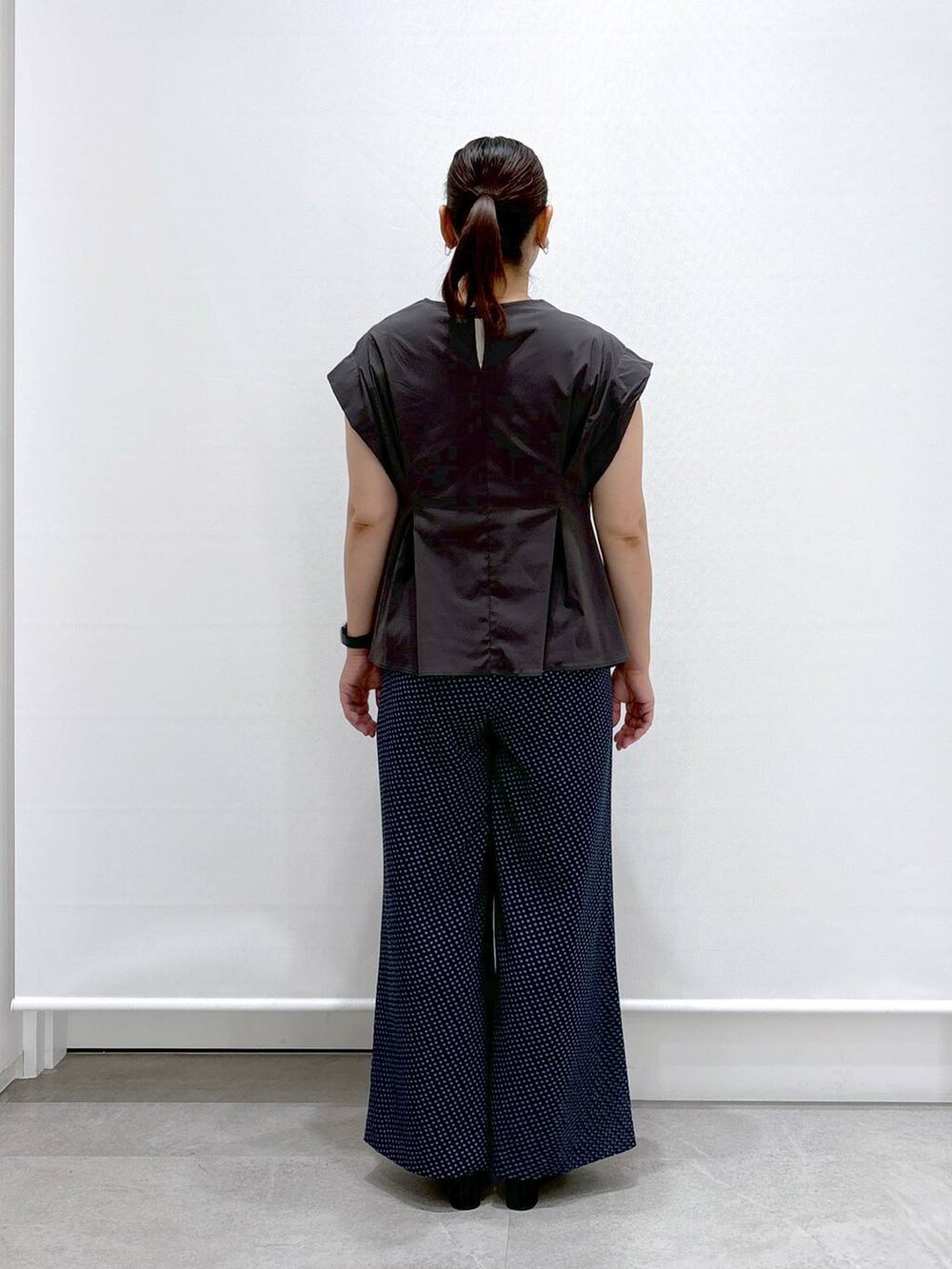 ブラック系のトートバッグ、グレー系のシャツ/ブラウス、ブルー系のその他パンツを着用したレディースの夏コーディネートの4枚目の写真