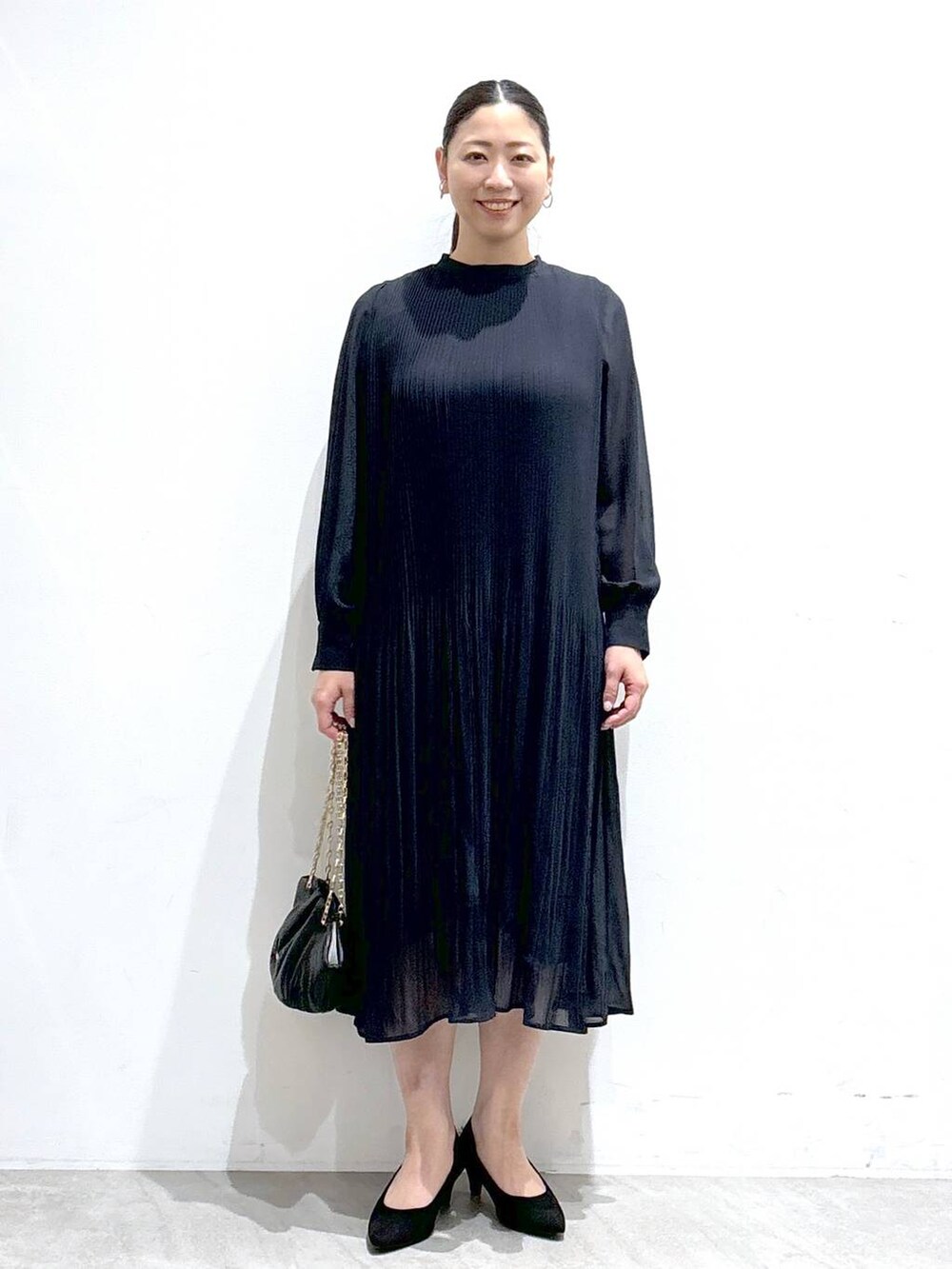 「着痩せ・細見え、きれいめ、ハンドバッグ、体型カバー、ベーシック/シンプル、ママコーデ、楽ちんコーデ、秋コーデ、骨格ナチュラル、カジュアル、Elura、着痩せ、アウター、コート、ワンピース」｜「Eluraのスペリオルウールポンチョ/133705（ポンチョ、グレー系）」を使った、はつなさん（レディース・158cm）の冬コーディネートの3枚目の写真