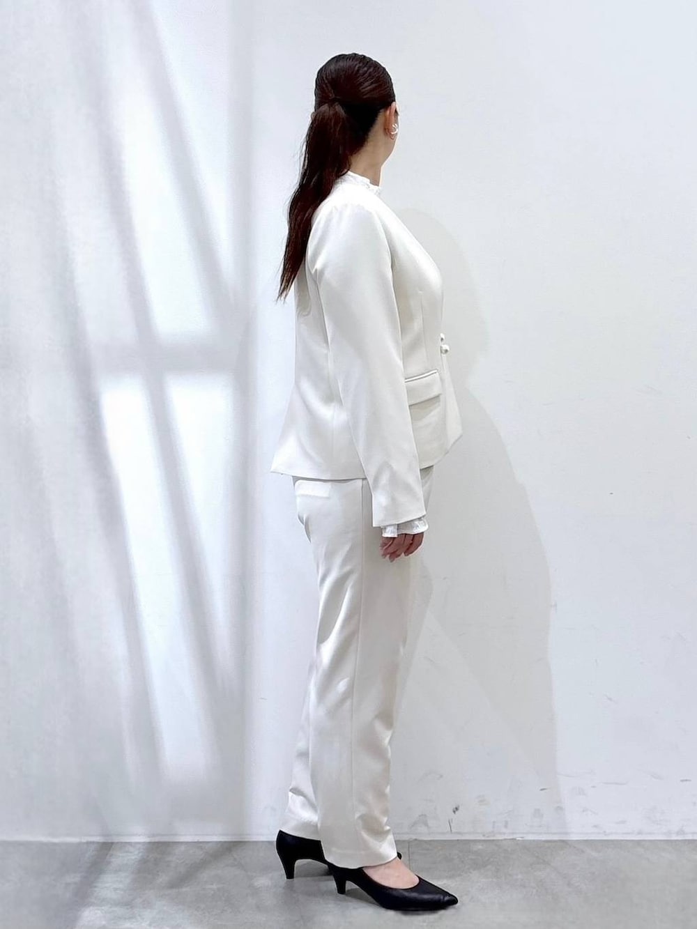 ブラック系のハンドバッグ、ホワイト系のシャツ/ブラウス、ホワイト系のノーカラージャケットを着用したレディースの春コーディネートの5枚目の写真