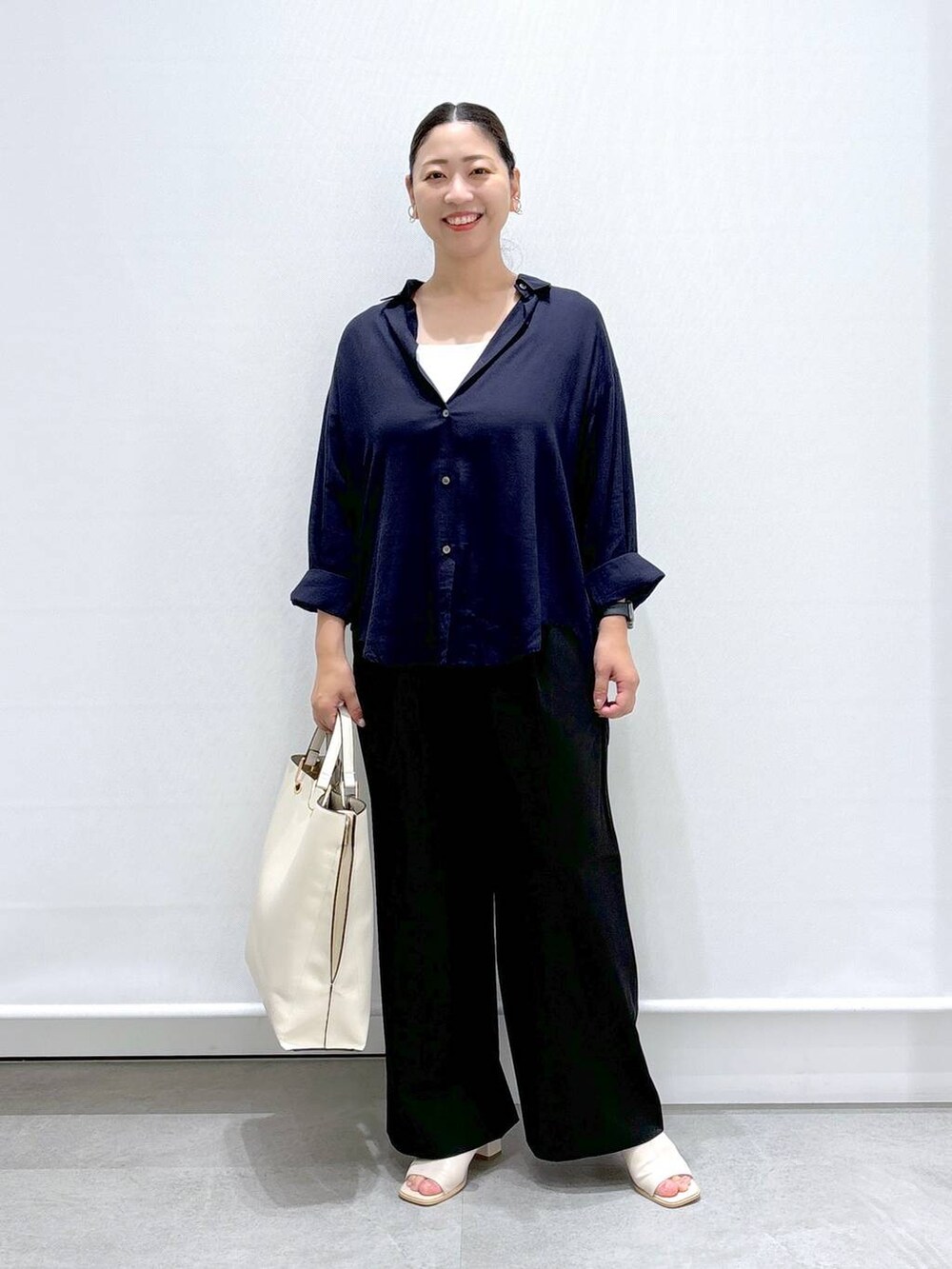 ホワイト系のサンダル、ブラック系のその他パンツ、ブルー系のシャツ/ブラウスを着用したレディースの秋コーディネートの2枚目の写真