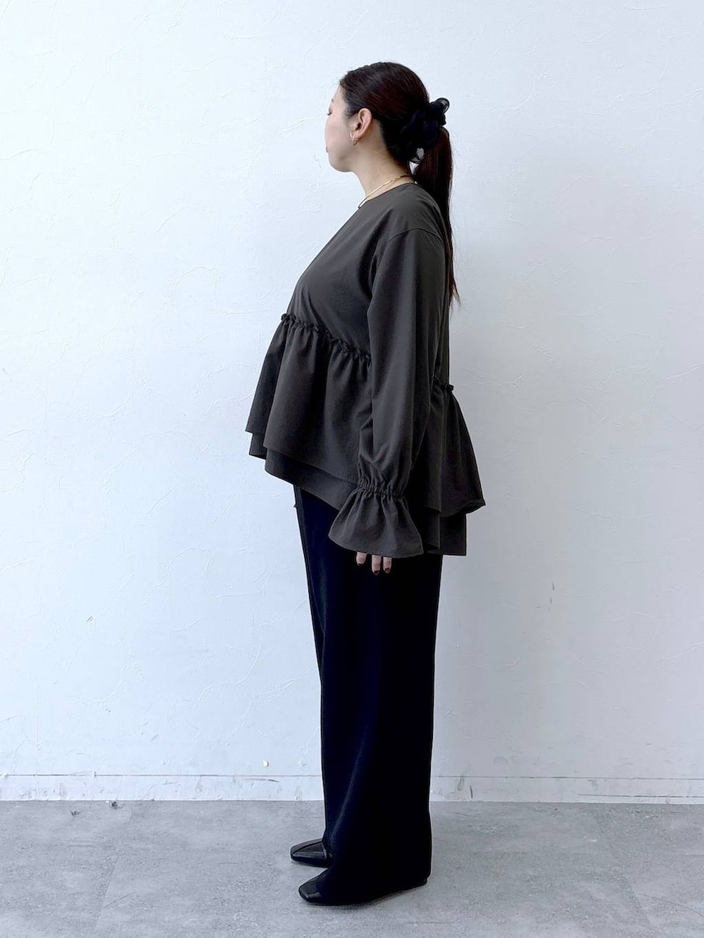 ブラック系のトートバッグ、ブラック系のパンプス、ブラウン系のシャツ/ブラウスを着用したレディースの冬コーディネートの3枚目の写真