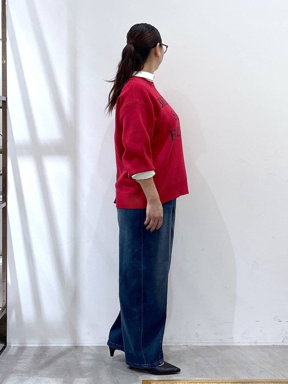 ブラック系のパンプス、ホワイト系のシャツ/ブラウス、ブルー系のデニムパンツを着用したレディースの秋コーディネートの5枚目の写真