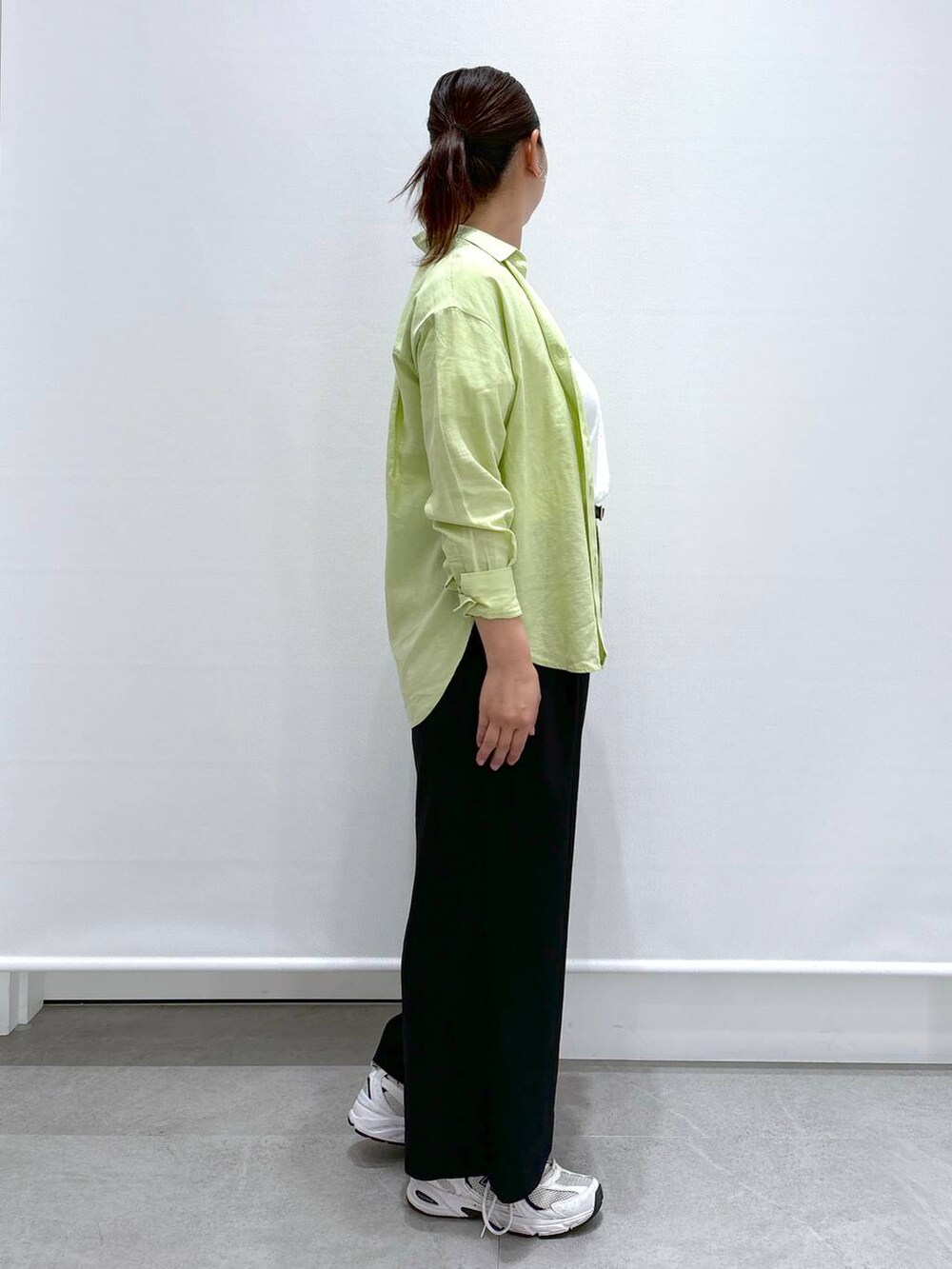 イエロー系のシャツ/ブラウス、ホワイト系のTシャツ/カットソー、ブラック系のその他パンツを着用したレディースの春コーディネートの4枚目の写真