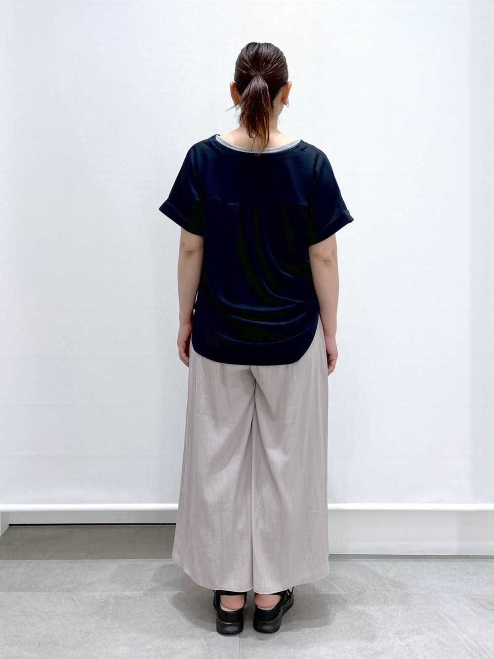 シルバー系のTシャツ/カットソー、ブラック系のサンダル、ベージュ系のその他パンツを着用したレディースの春コーディネートの4枚目の写真