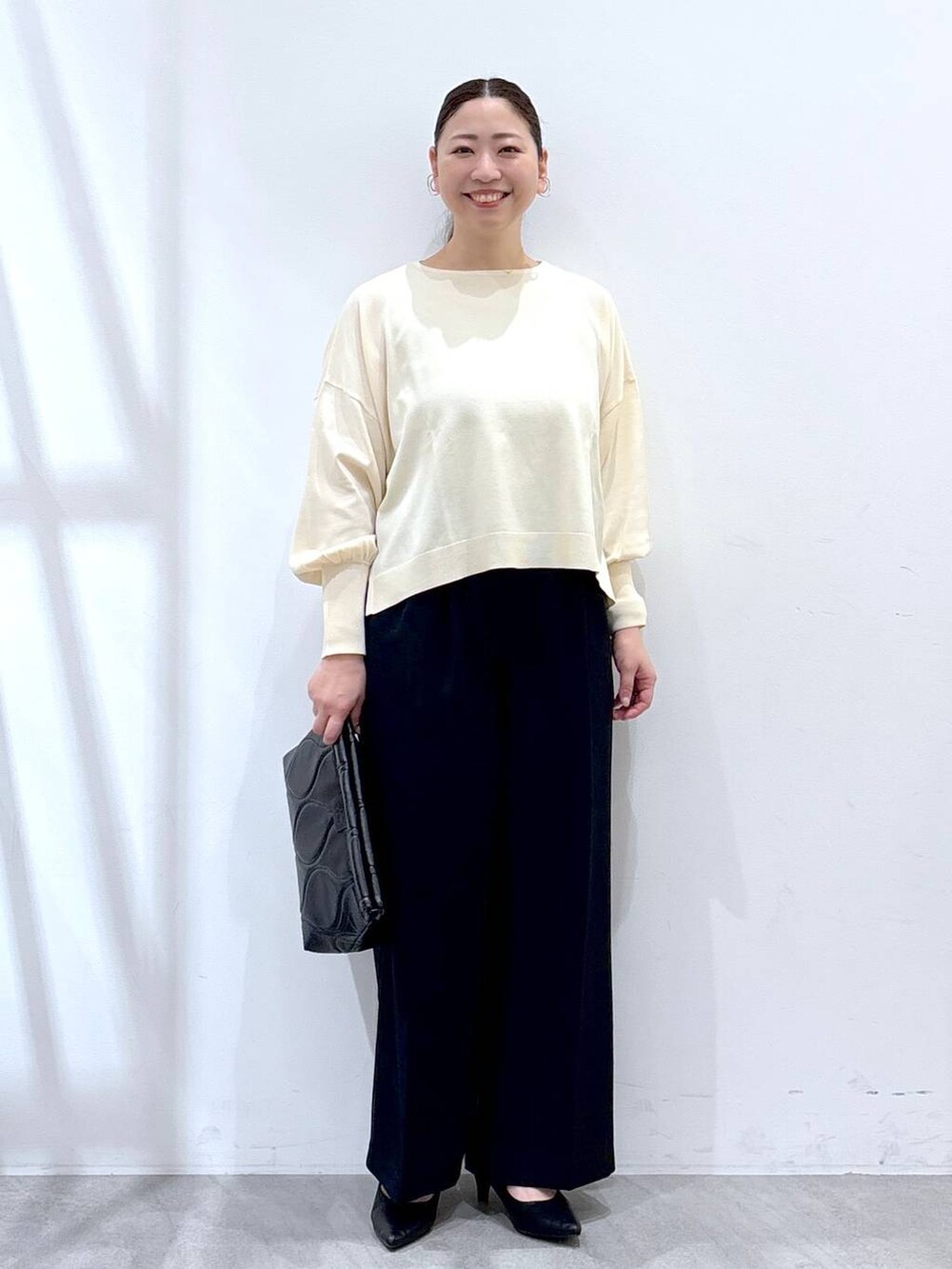 ホワイト系のニット/セーター、ブルー系のその他パンツを着用したレディースの春コーディネートの2枚目の写真