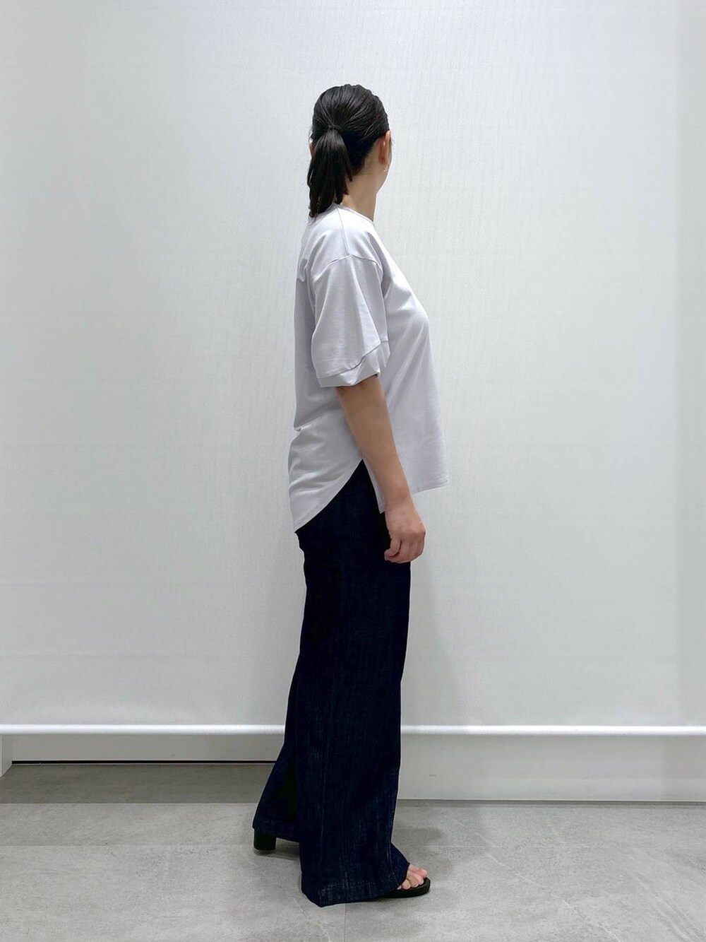 グレー系のTシャツ/カットソー、ブルー系のデニムパンツ、ブラック系のサンダルを着用したレディースの夏コーディネートの5枚目の写真