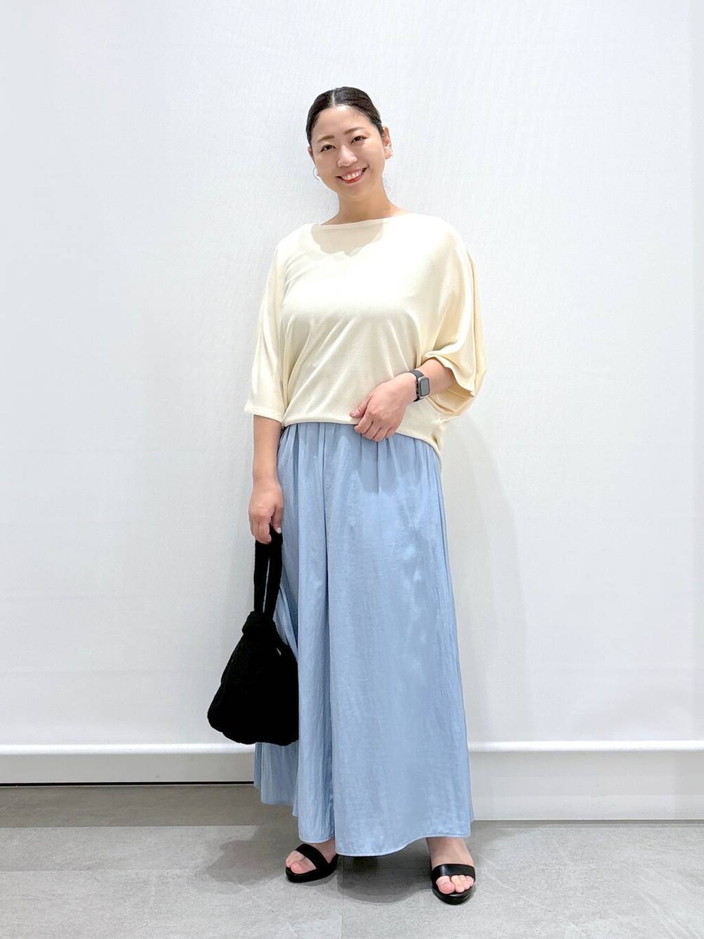 ブラック系のサンダル、ブルー系のその他パンツ、ホワイト系のニット/セーターを着用したレディースの夏コーディネートの2枚目の写真