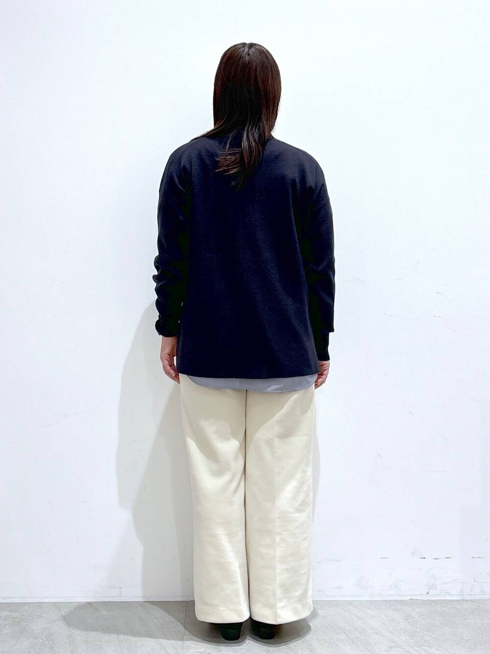 ブルー系のニット/セーター、ホワイト系のその他パンツ、ホワイト系のその他パンツを着用したレディースの冬コーディネートの4枚目の写真