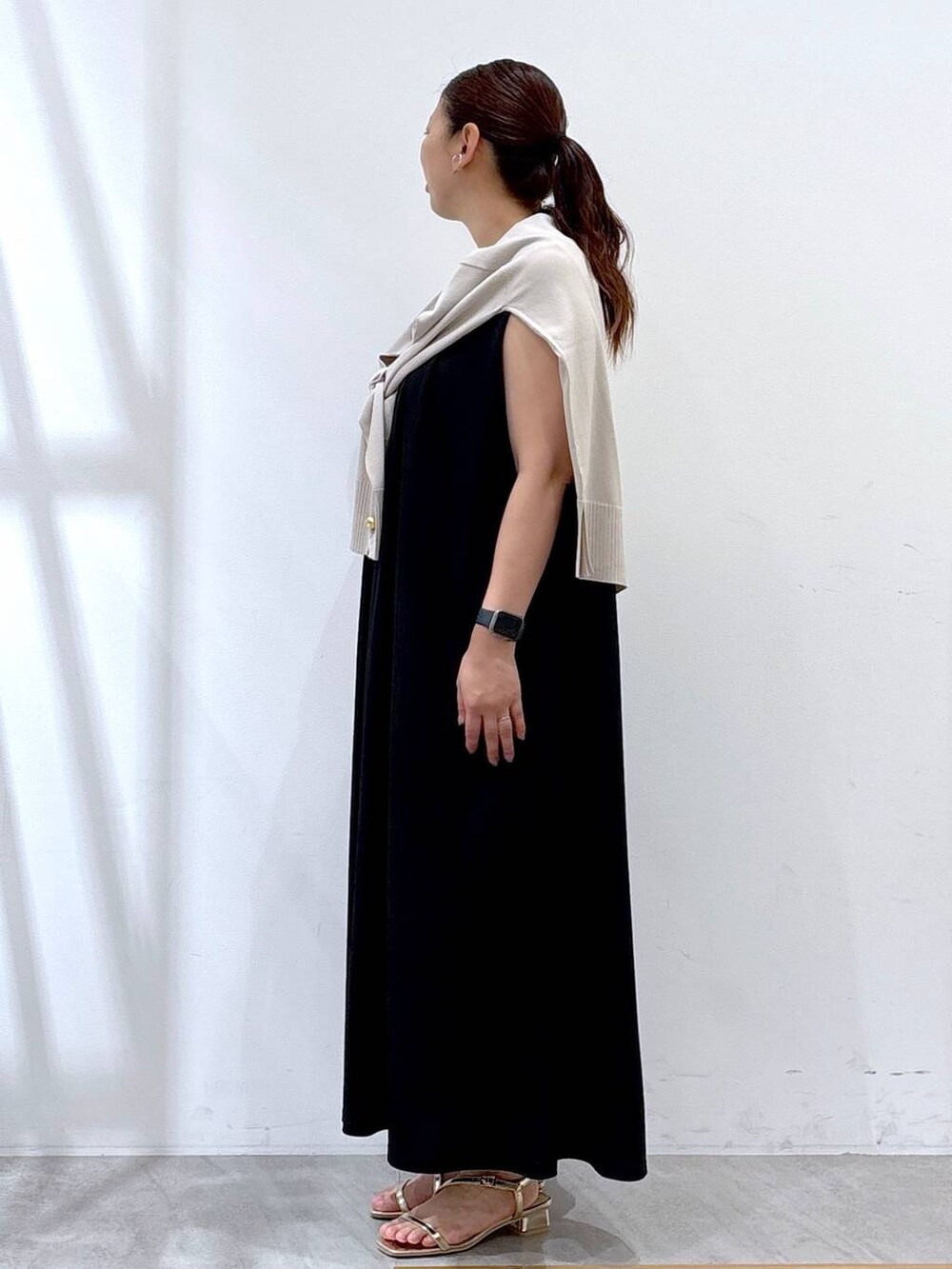 ゴールド系のサンダル、ベージュ系のカーディガン/ボレロを着用したレディースの夏コーディネートの3枚目の写真