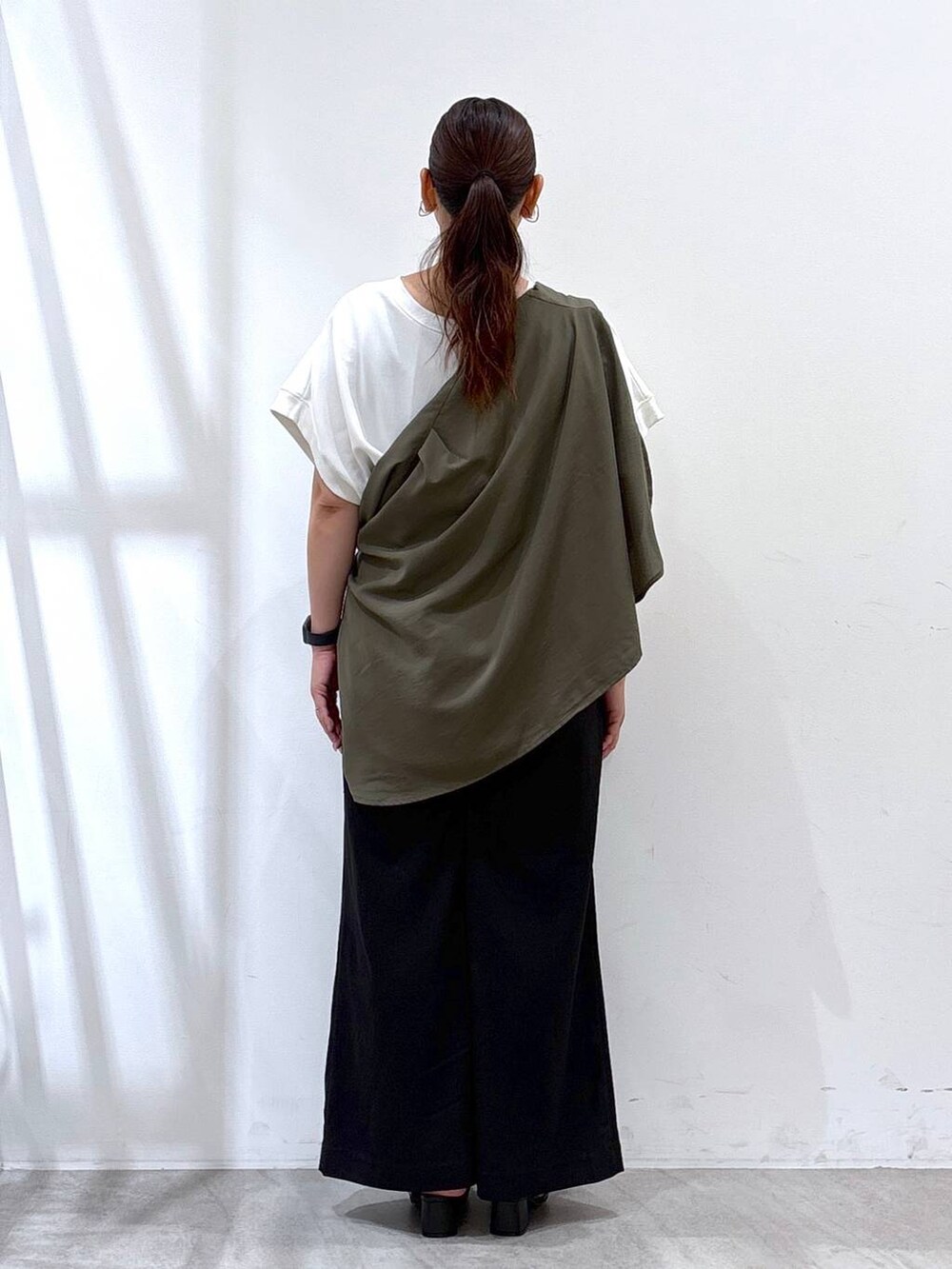 ブラック系のその他パンツ、ブラック系のサンダル、ホワイト系のTシャツ/カットソーを着用したレディースの秋コーディネートの4枚目の写真