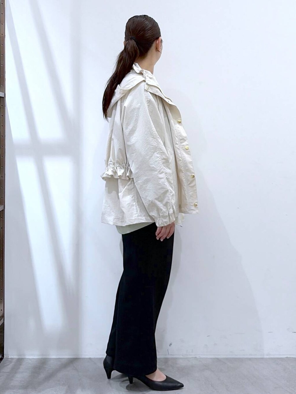 ホワイト系のその他パンツ、ブラック系のハンドバッグ、グリーン系のTシャツ/カットソーを着用したレディースの春コーディネートの5枚目の写真