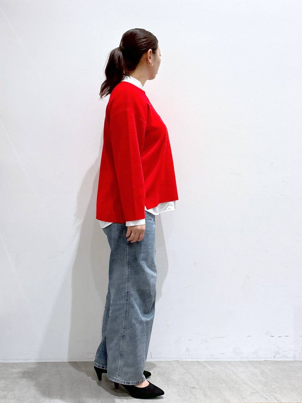 ブルー系のデニムパンツ、ホワイト系のシャツ/ブラウスを着用したレディースの冬コーディネートの7枚目の写真