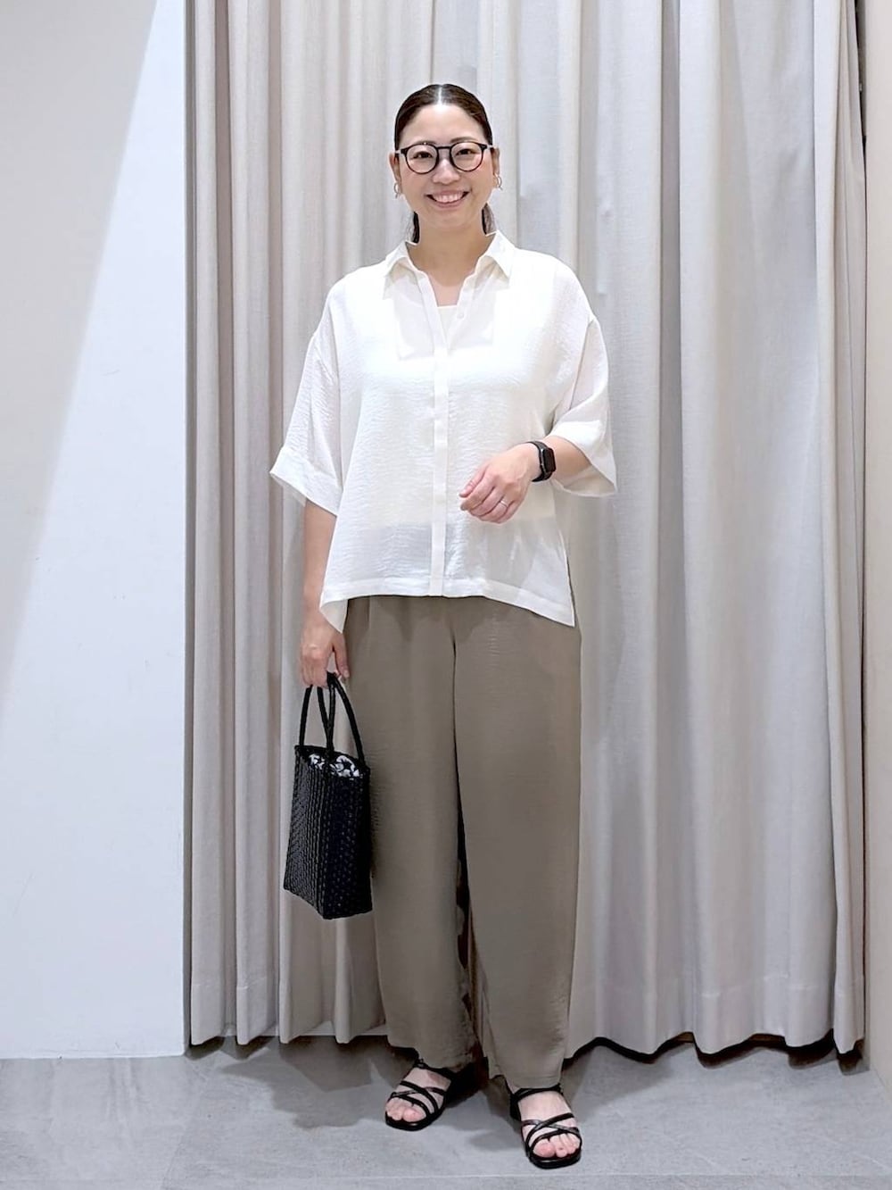 グリーン系のその他パンツ、ブラック系のサンダル、ブラック系のかごバッグを着用したレディースの夏コーディネートの2枚目の写真