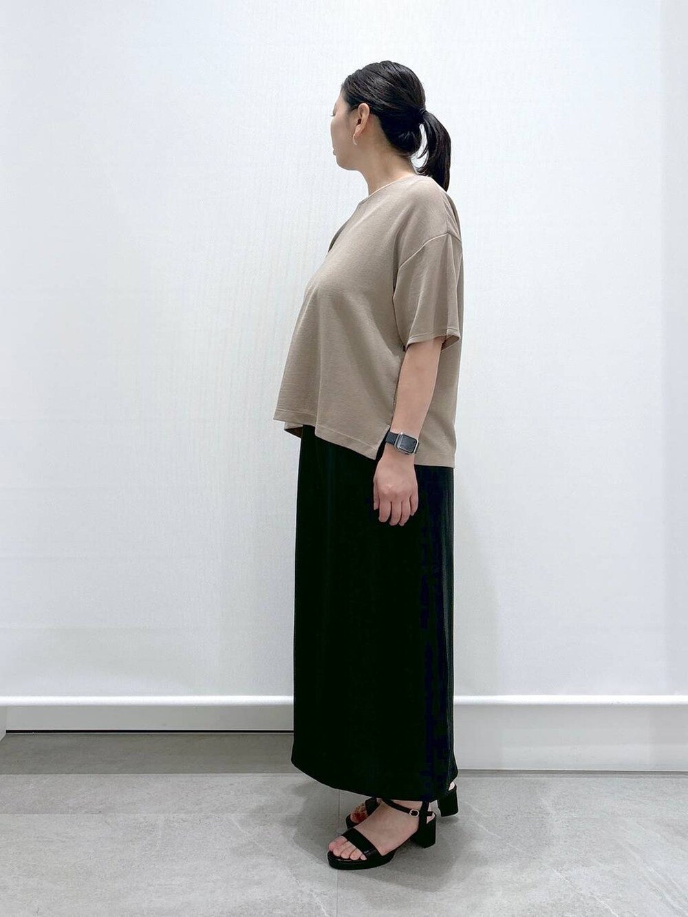 ブラック系のトートバッグ、ブラック系のサンダル、ブラック系のスカートを着用したレディースの夏コーディネートの3枚目の写真