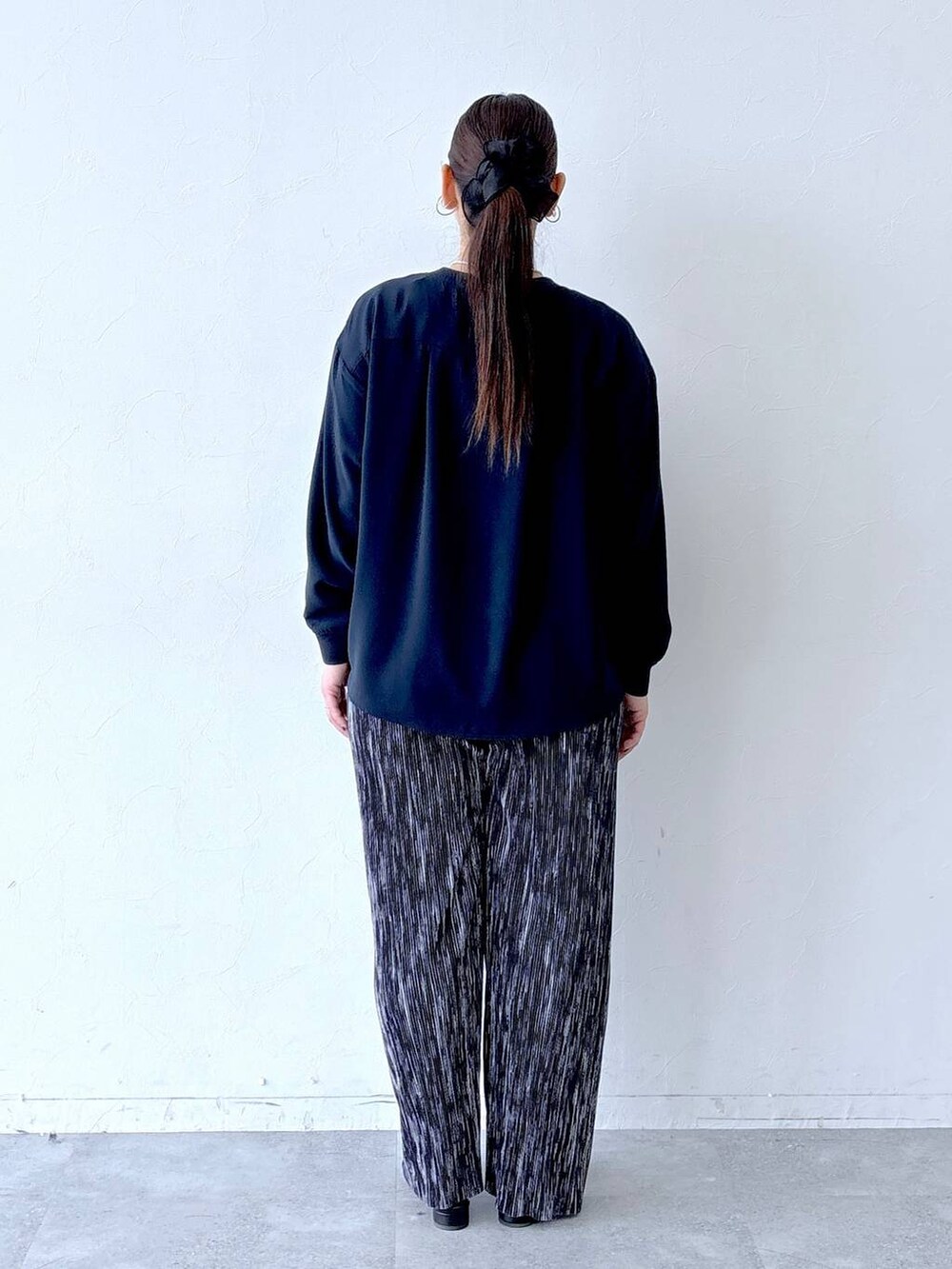 ブラック系のトートバッグ、ブラック系のその他パンツ、ブラック系のパンプスを着用したレディースの冬コーディネートの4枚目の写真