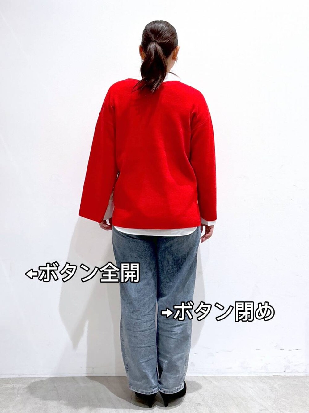 ブルー系のデニムパンツ、ホワイト系のシャツ/ブラウスを着用したレディースの冬コーディネートの6枚目の写真