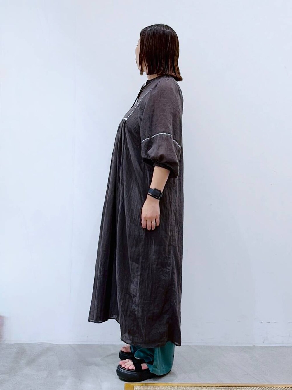 グリーン系のその他パンツ、ブラック系のかごバッグ、グレー系のワンピースを着用したレディースの夏コーディネートの3枚目の写真
