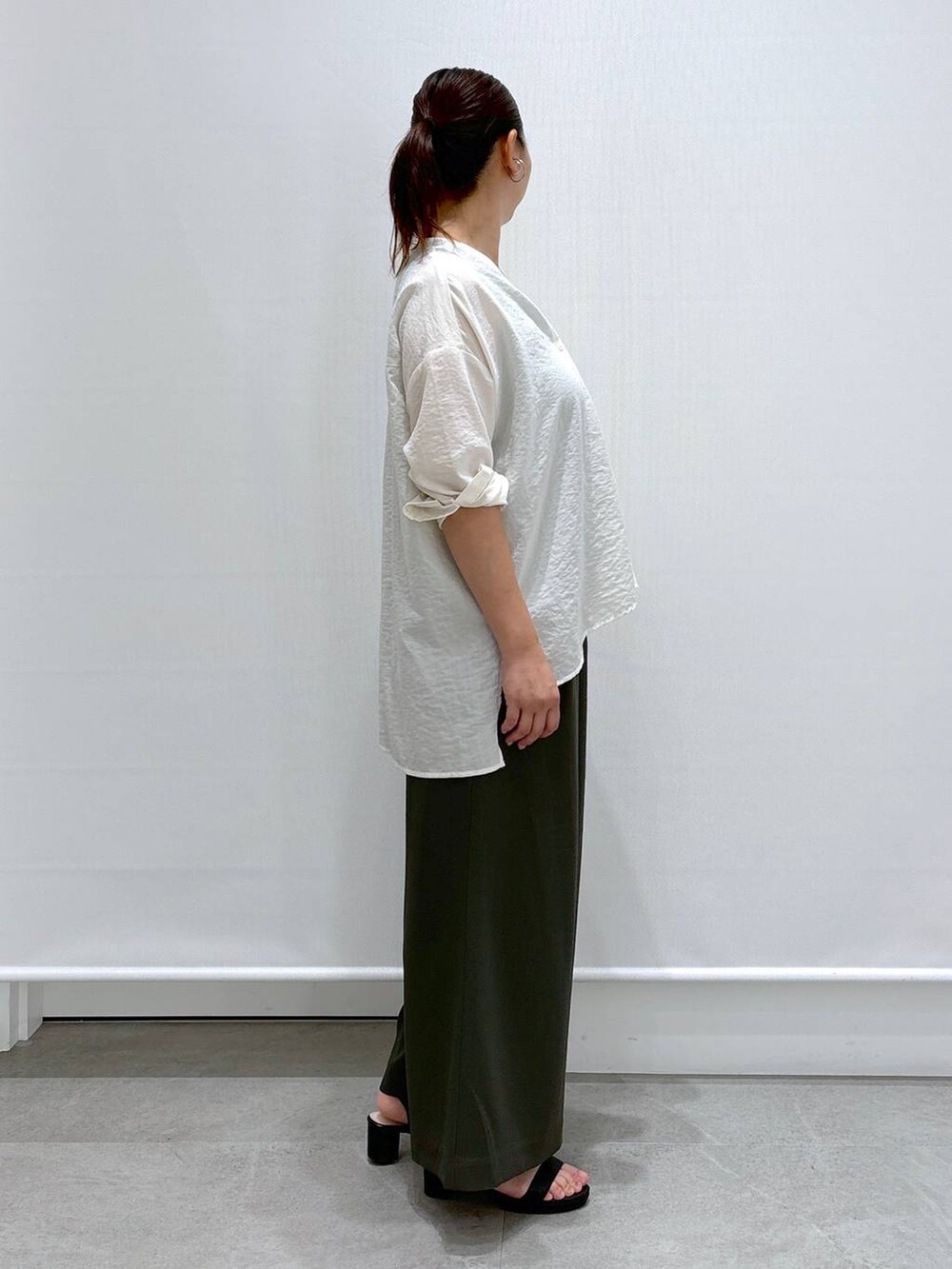 ホワイト系のシャツ/ブラウス、グリーン系のその他パンツ、グリーン系のその他パンツを着用したレディースの夏コーディネートの5枚目の写真