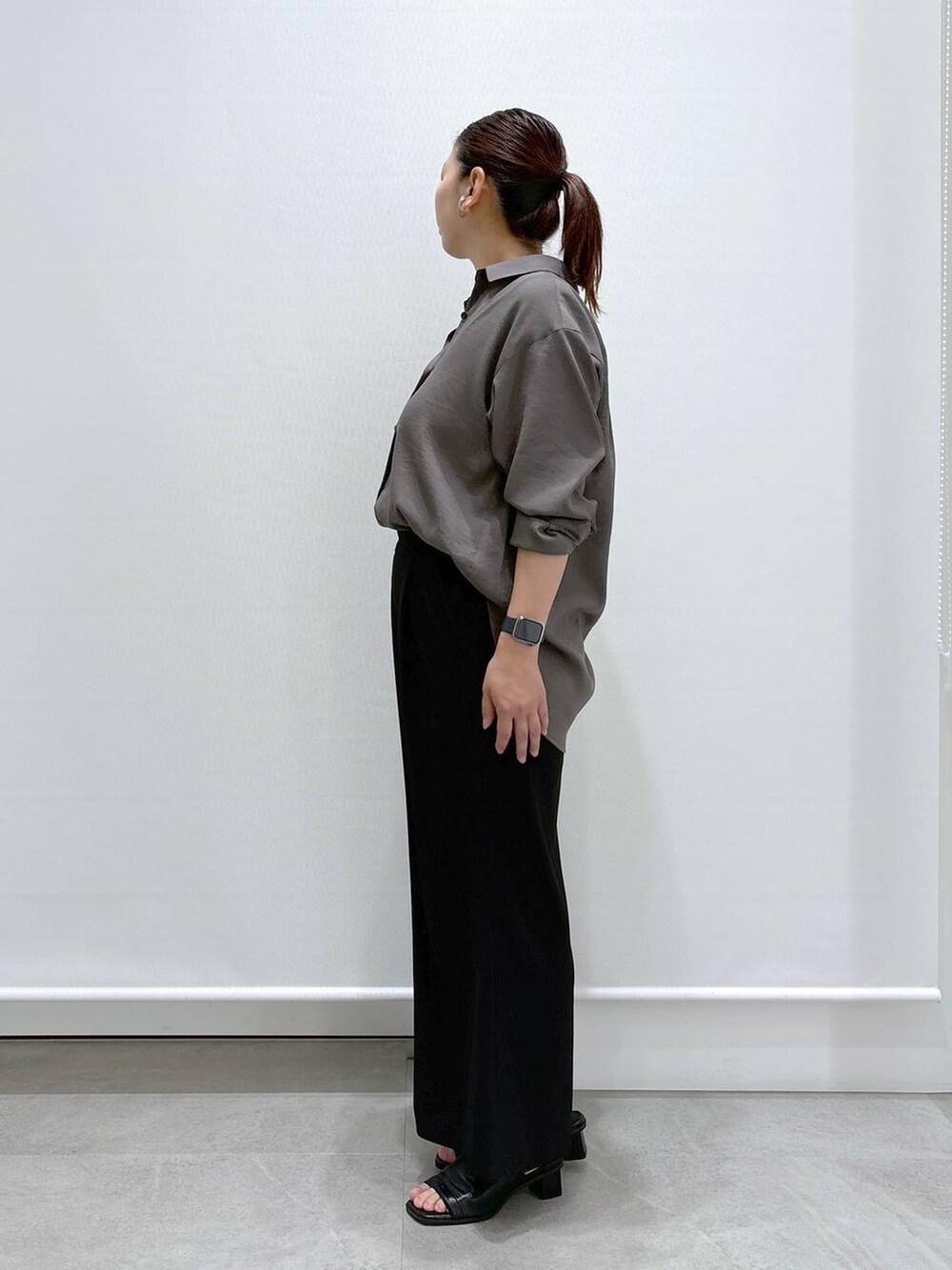 ブラック系のサンダル、グレー系のシャツ/ブラウス、ブラック系のその他パンツを着用したレディースの夏コーディネートの3枚目の写真