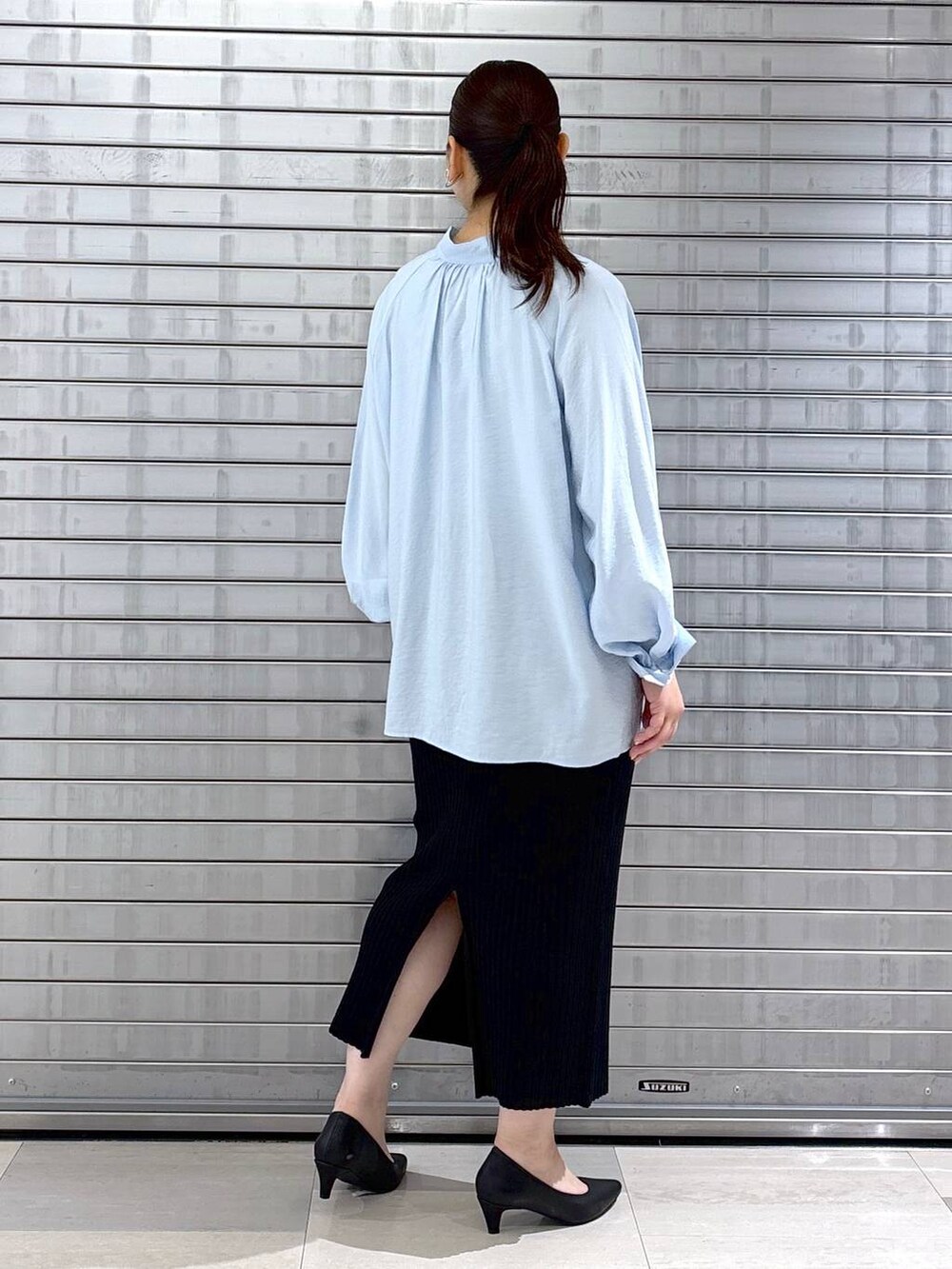 ブラック系のハンドバッグ、ブルー系のカーディガン/ボレロ、ブルー系のシャツ/ブラウスを着用したレディースの春コーディネートの5枚目の写真