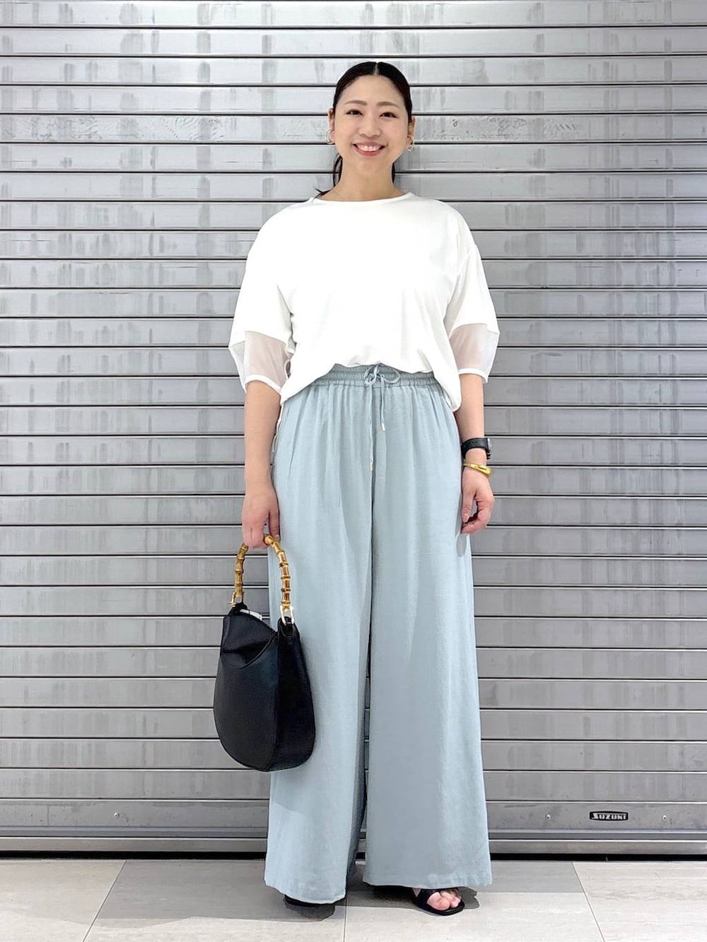 ホワイト系のTシャツ/カットソー、グリーン系のその他パンツを着用したレディースの春コーディネートの2枚目の写真