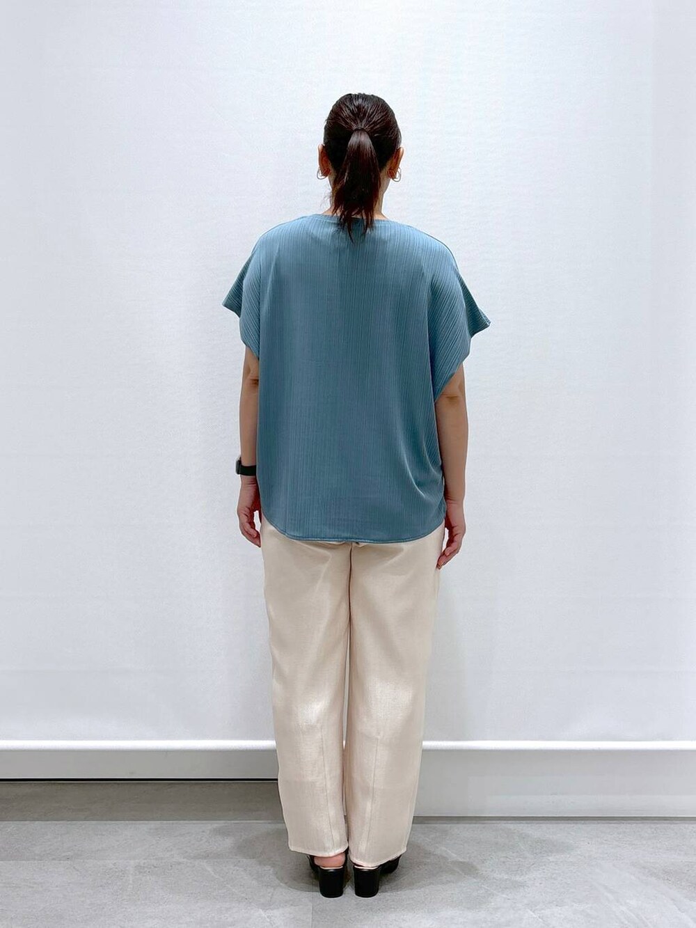 グリーン系のTシャツ/カットソー、ブラック系のサンダル、ホワイト系のその他パンツを着用したレディースの夏コーディネートの4枚目の写真