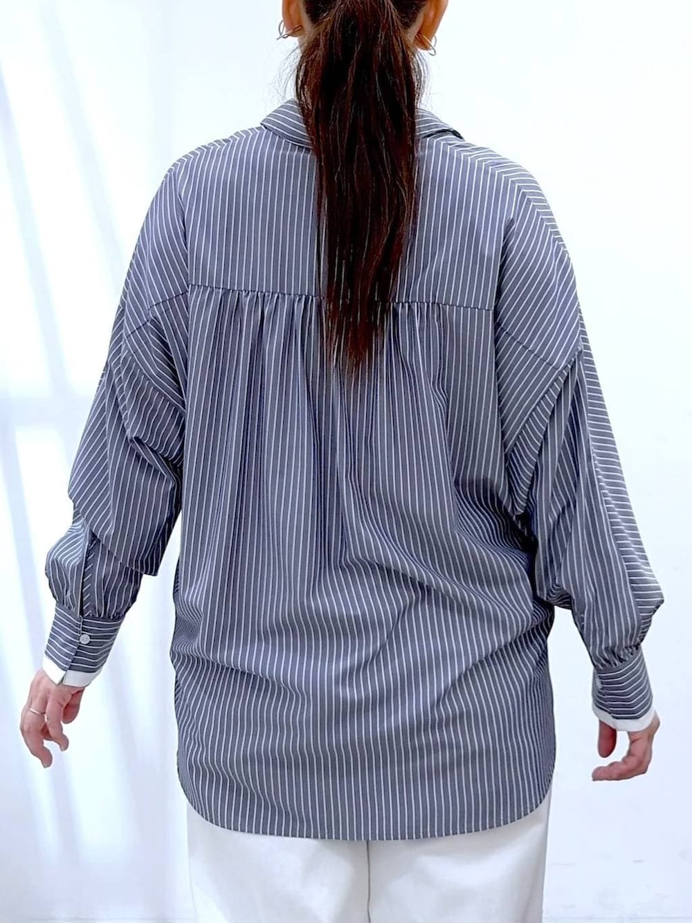 ホワイト系のデニムパンツ、イエロー系のハンドバッグ、ブルー系のシャツ/ブラウスを着用したレディースの春コーディネートの8枚目の写真