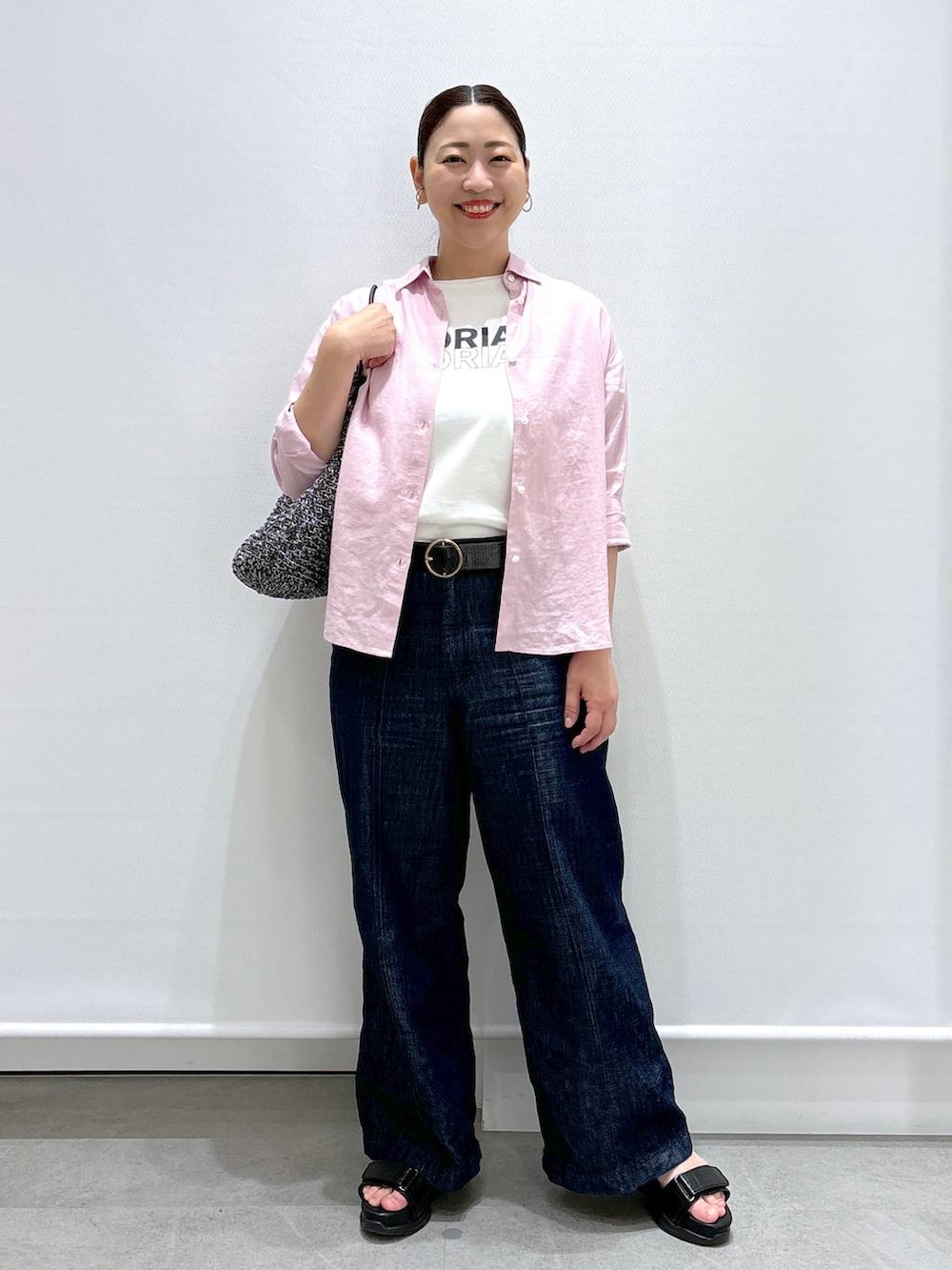 「おでかけ、デニムパンツ、ワイドパンツ、サンダル、ショルダーバッグ、体型カバー、Tシャツ、パンツ、接触冷感、着痩せ・細見え、ベーシック/シンプル、ママコーデ、楽ちんコーデ、夏コーデ、骨格ナチュラル」｜「Eluraのサマーワイドデニム／104297（デニムパンツ、ブルー系）」を使った、はつなさん（レディース・158cm）の春コーディネートの2枚目の写真
