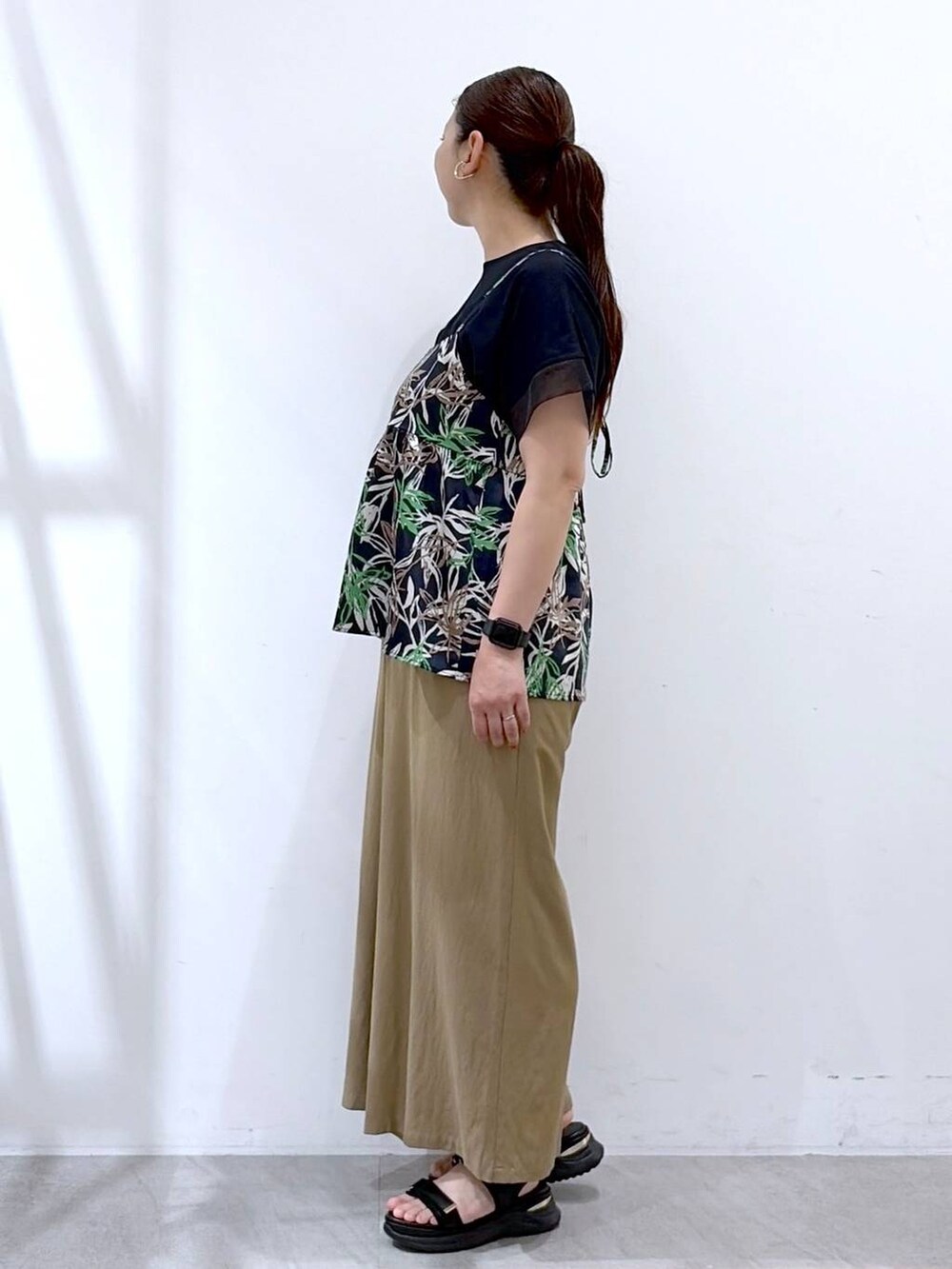 ブラック系のトートバッグ、ベージュ系のその他パンツ、ブルー系のキャミソールを着用したレディースの春コーディネートの3枚目の写真