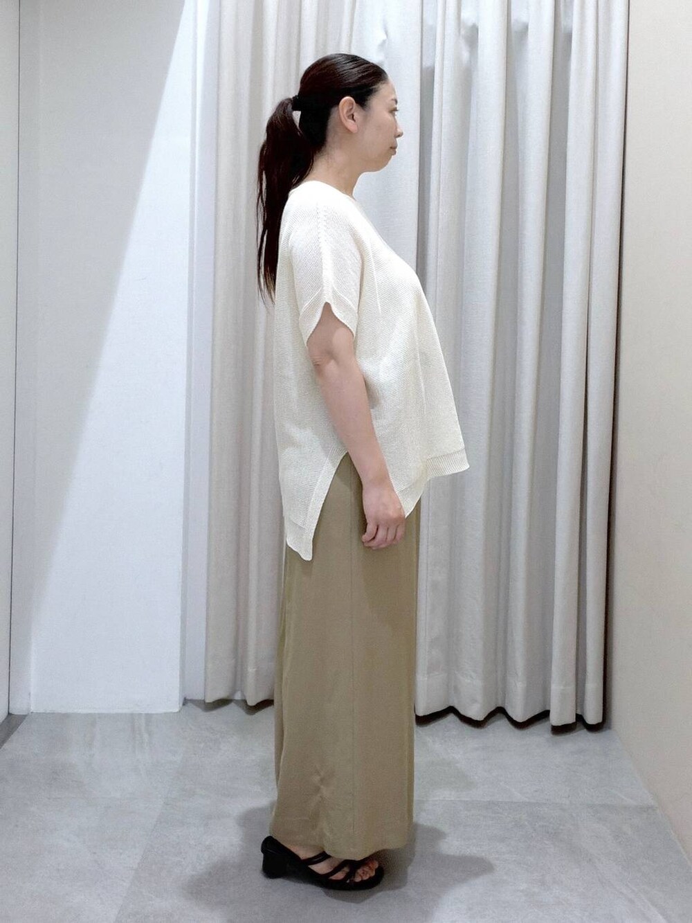 ブラック系のサンダル、ベージュ系のその他パンツ、ブラック系のかごバッグを着用したレディースの夏コーディネートの3枚目の写真