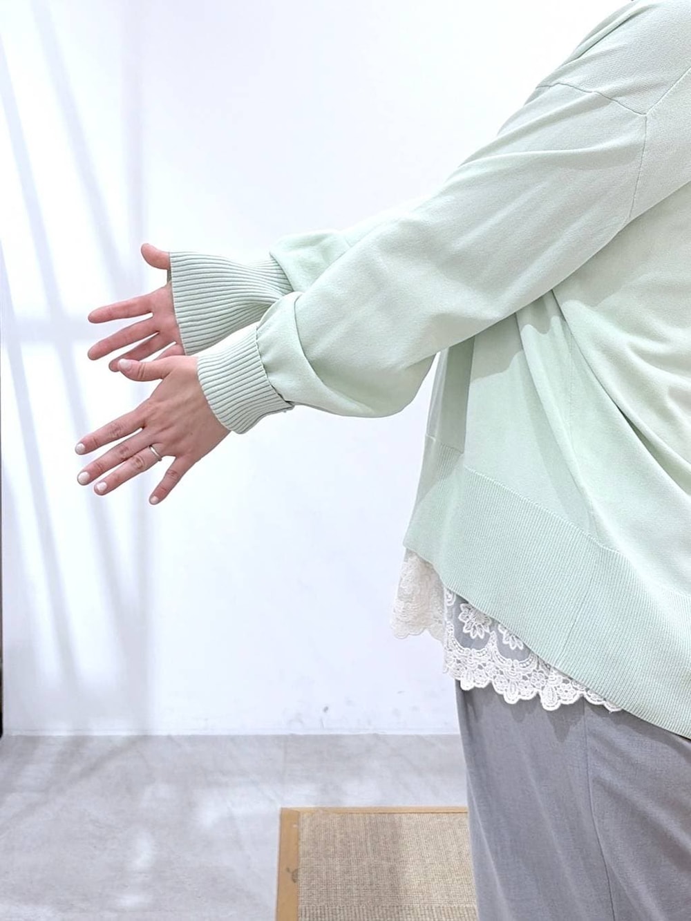 ホワイト系のタンクトップ、ブラック系のハンドバッグ、グレー系のその他パンツを着用したレディースの春コーディネートの8枚目の写真