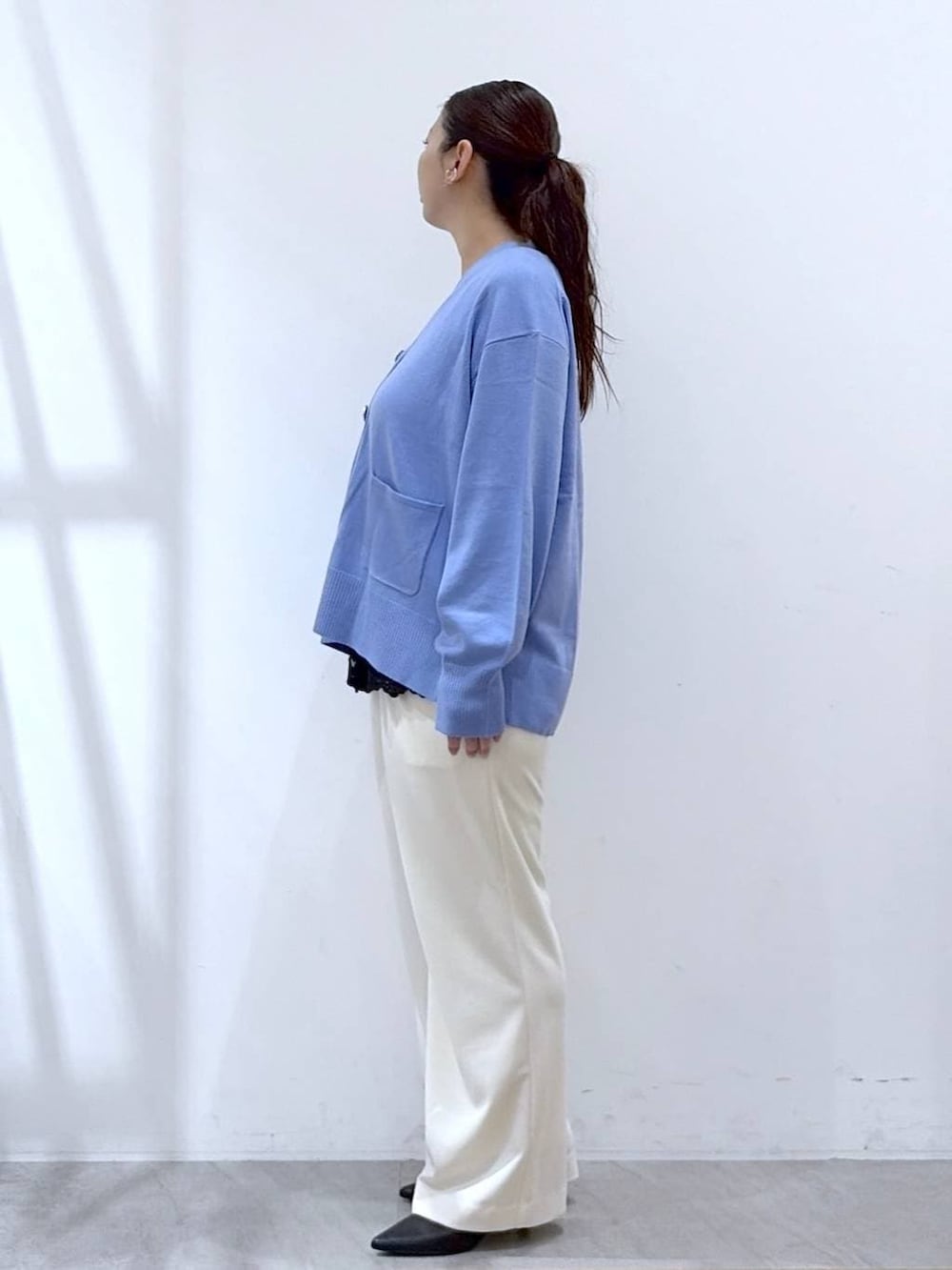 ホワイト系のその他パンツ、ブラック系のタンクトップ、ブラック系のハンドバッグを着用したレディースの春コーディネートの3枚目の写真