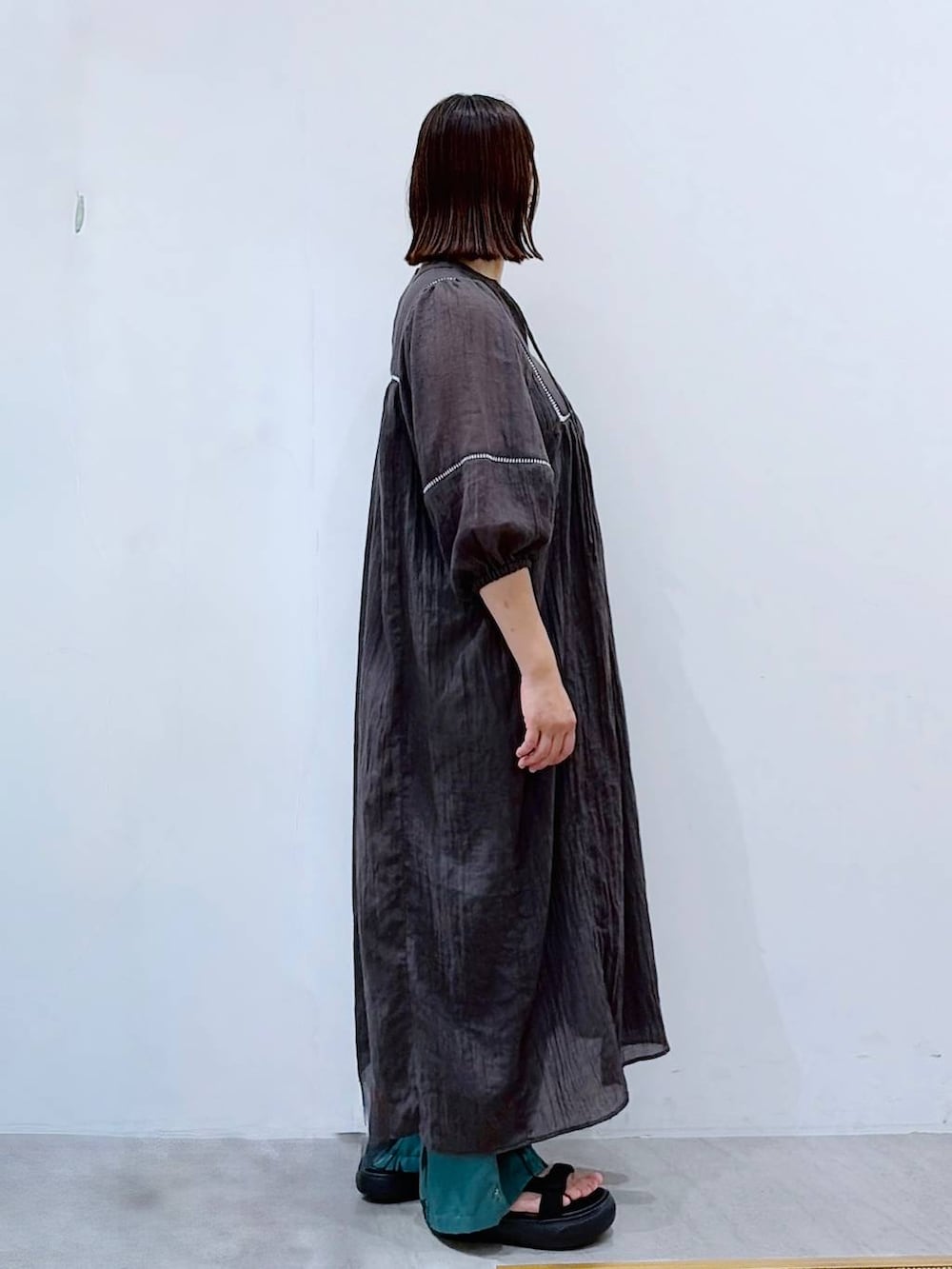 グリーン系のその他パンツ、ブラック系のかごバッグ、グレー系のワンピースを着用したレディースの夏コーディネートの5枚目の写真