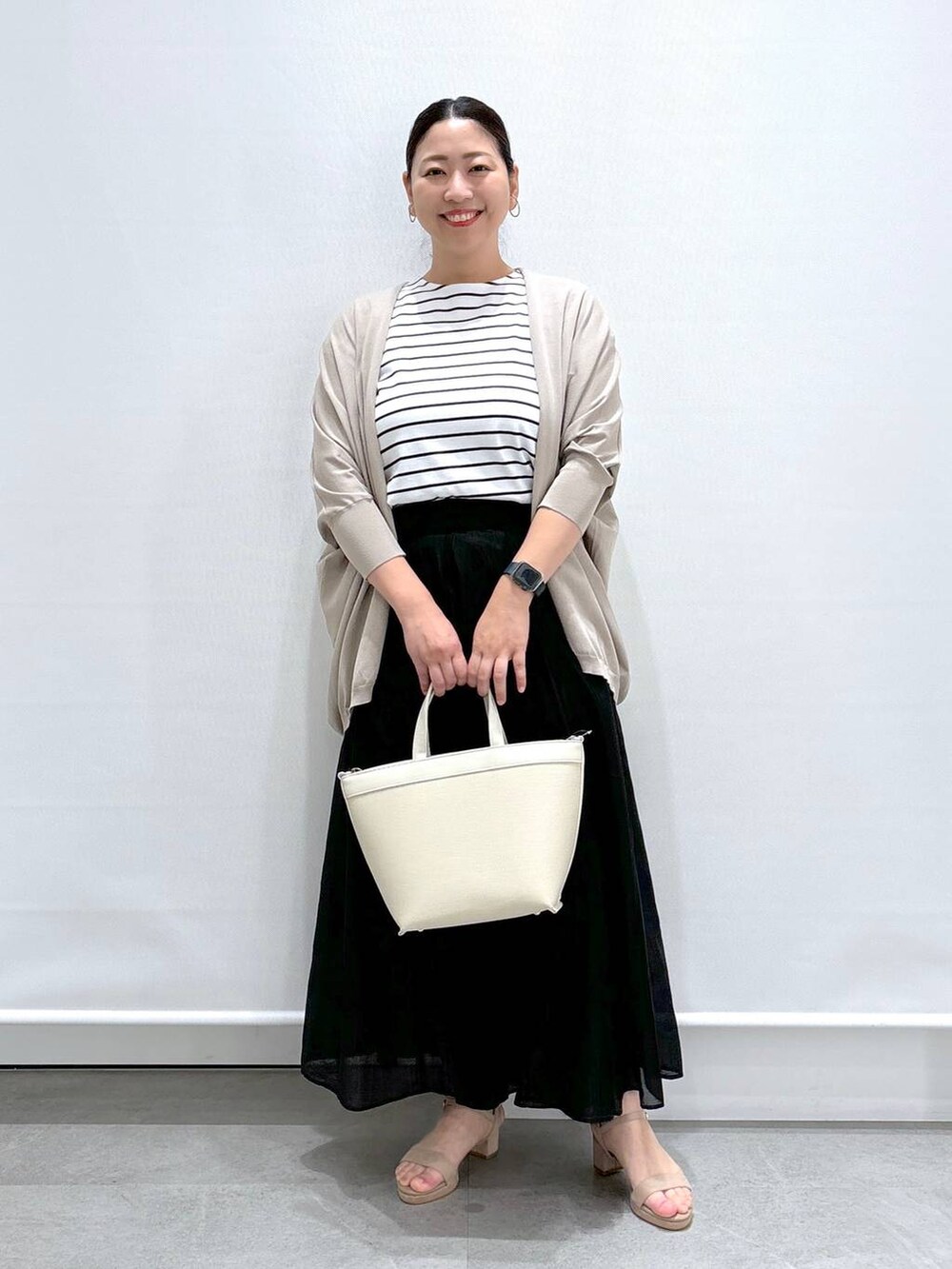 「フェミニン、着痩せ・細見え、体型カバー、ベーシック/シンプル、ママコーデ、楽ちんコーデ、夏コーデ、骨格ナチュラル、きれいめ、カジュアル、Elura、着痩せ、カーディガン、Tシャツ、接触冷感」｜「Eluraのサマ見えフレンチTシャツ/109205（Tシャツ/カットソー、ブラック系）」を使った、はつなさん（レディース・158cm）の夏コーディネートの2枚目の写真