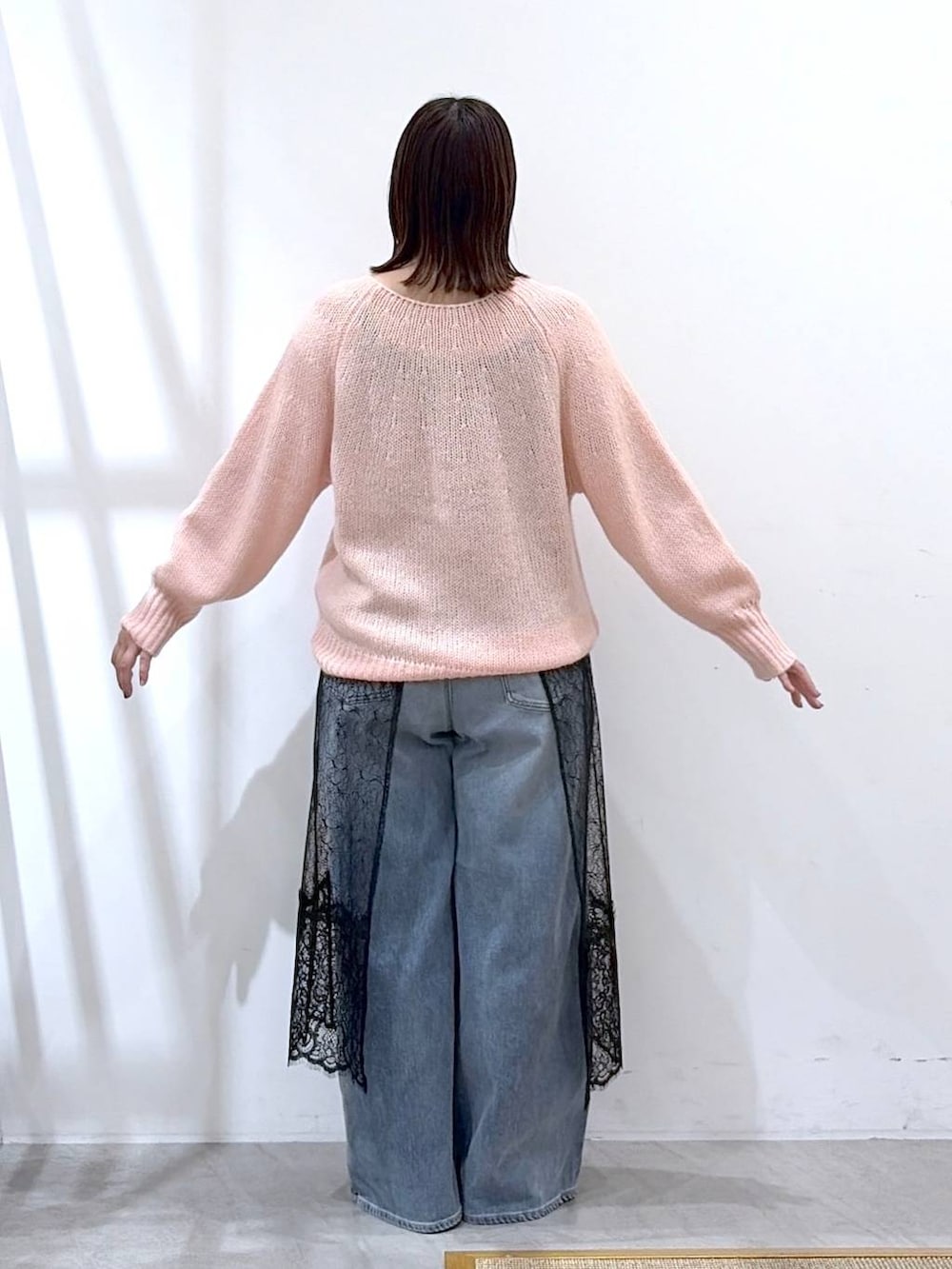 ブラック系のワンピース、ホワイト系のショルダーバッグ、グレー系のニット/セーターを着用したレディースの秋コーディネートの4枚目の写真