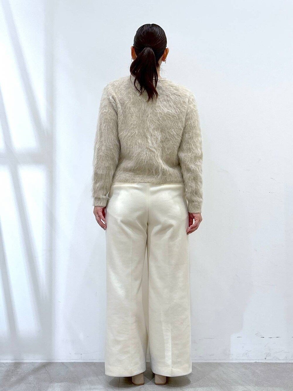 ベージュ系のブーツ、ホワイト系のその他パンツ、ホワイト系のその他パンツを着用したレディースの冬コーディネートの4枚目の写真