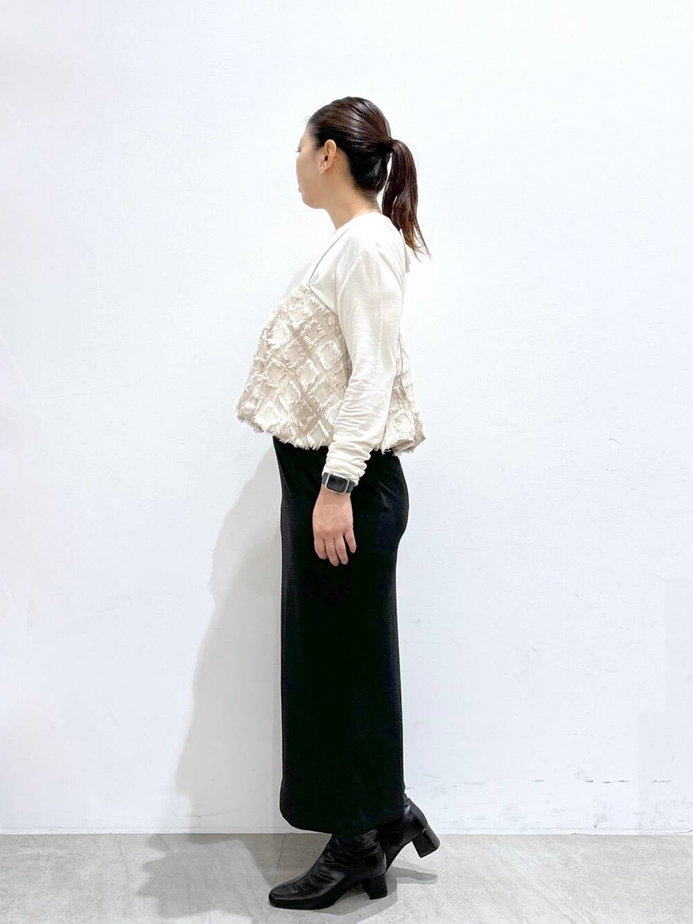 ブラック系のスカート、ブラック系のスカート、ホワイト系のTシャツ/カットソーを着用したレディースの秋コーディネートの3枚目の写真