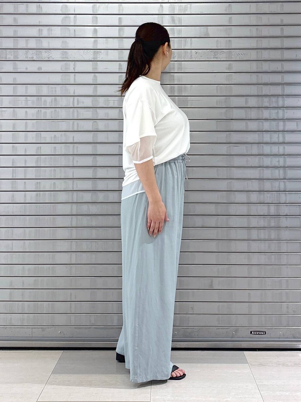 ホワイト系のTシャツ/カットソー、グリーン系のその他パンツを着用したレディースの春コーディネートの5枚目の写真