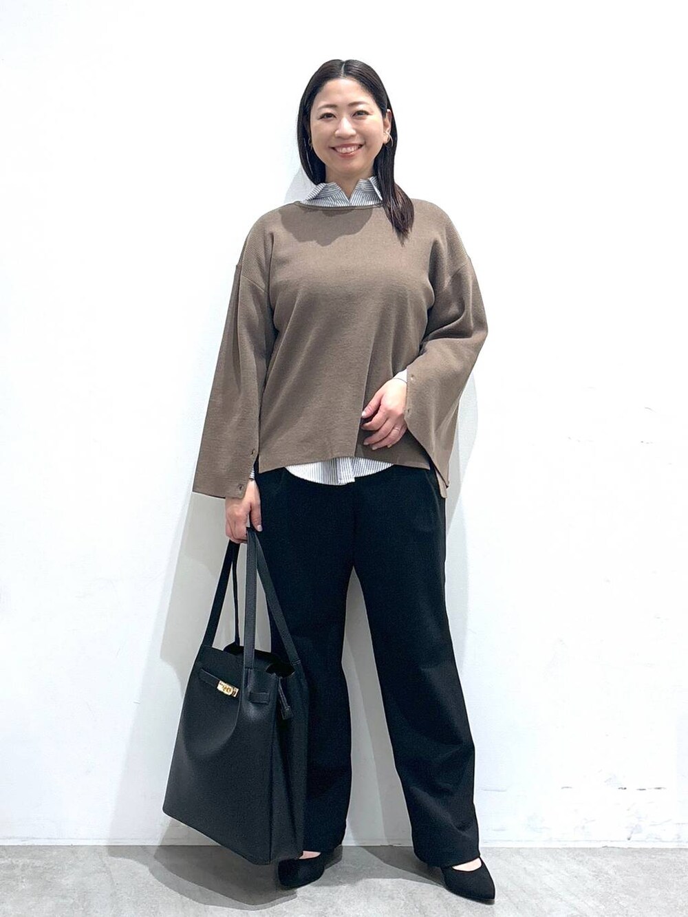 ブルー系のシャツ/ブラウス、ブラック系のその他パンツ、ブラック系のその他パンツを着用したレディースの冬コーディネートの2枚目の写真