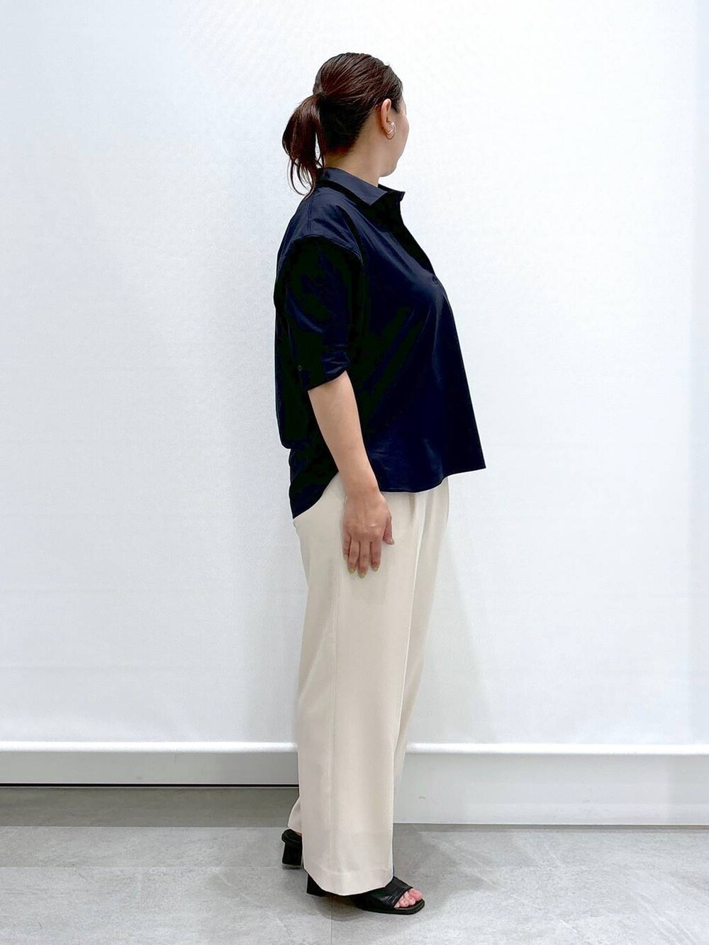 ホワイト系のその他パンツ、ブラック系のサンダル、ブラック系のハンドバッグを着用したレディースの春コーディネートの5枚目の写真